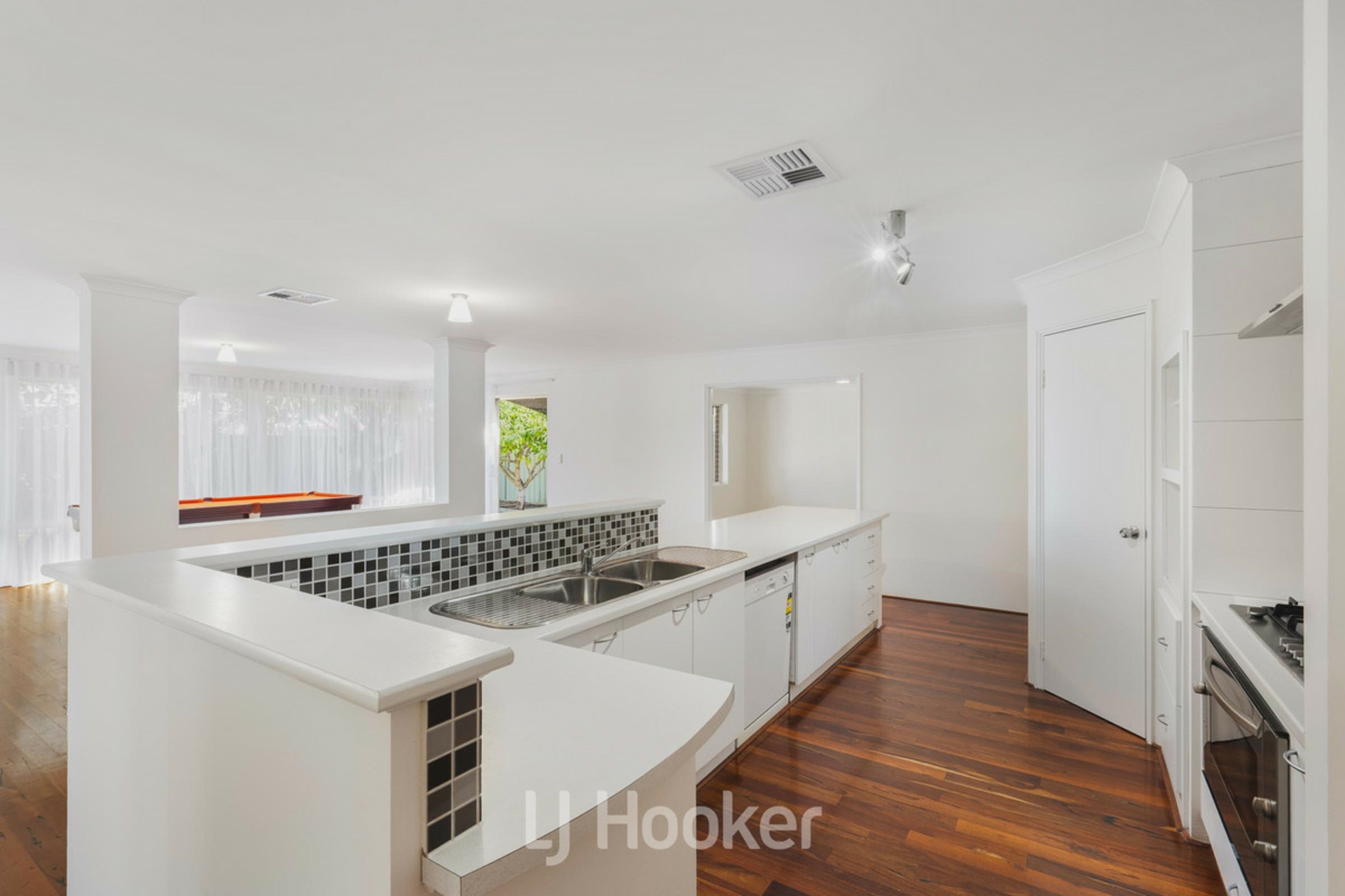 12 Egan Crescent — photo 5 of 25