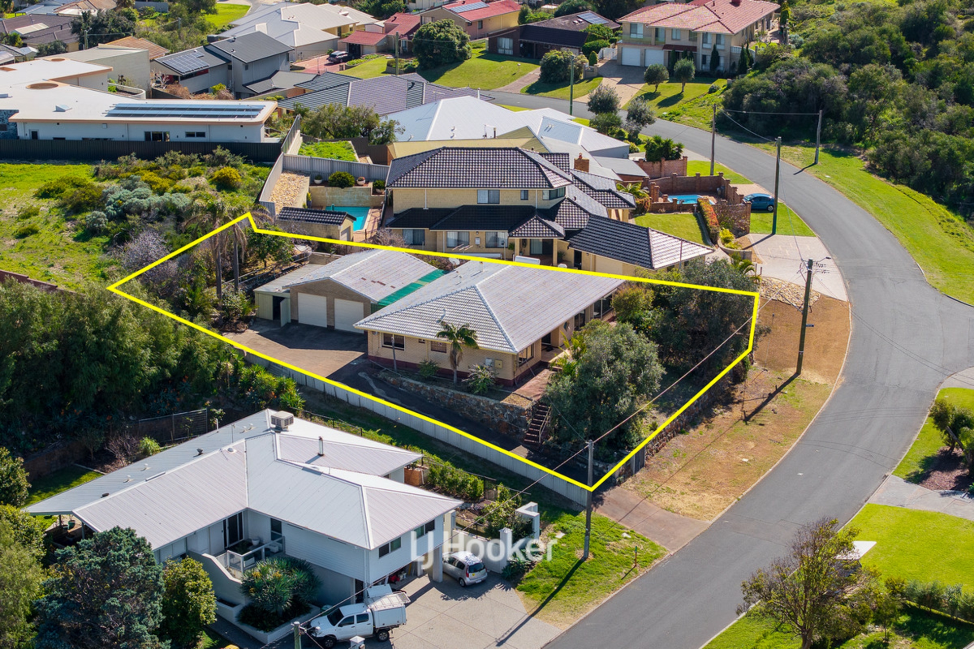 3 Stanbury Crescent — photo 2 of 30
