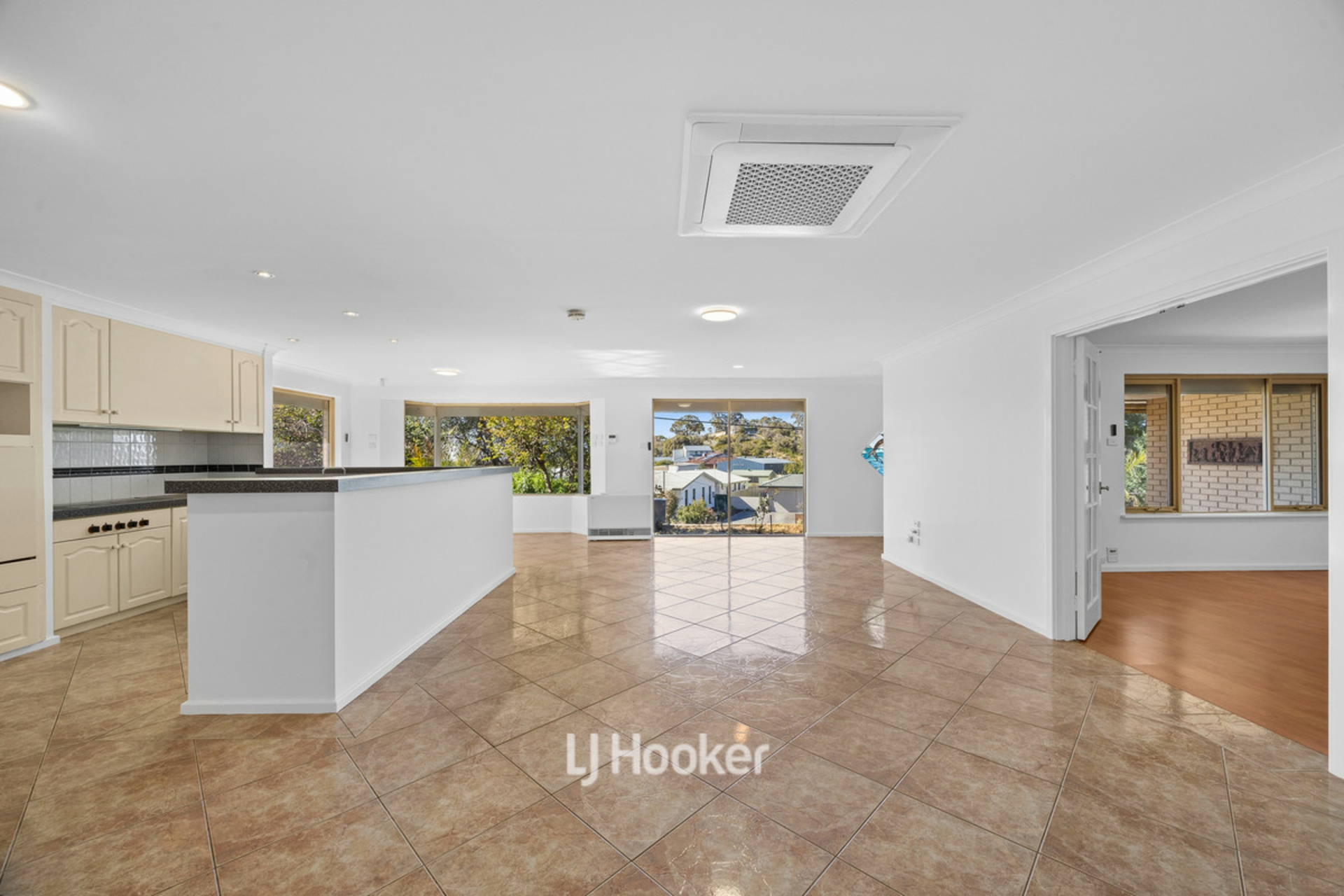 3 Stanbury Crescent — photo 6 of 30