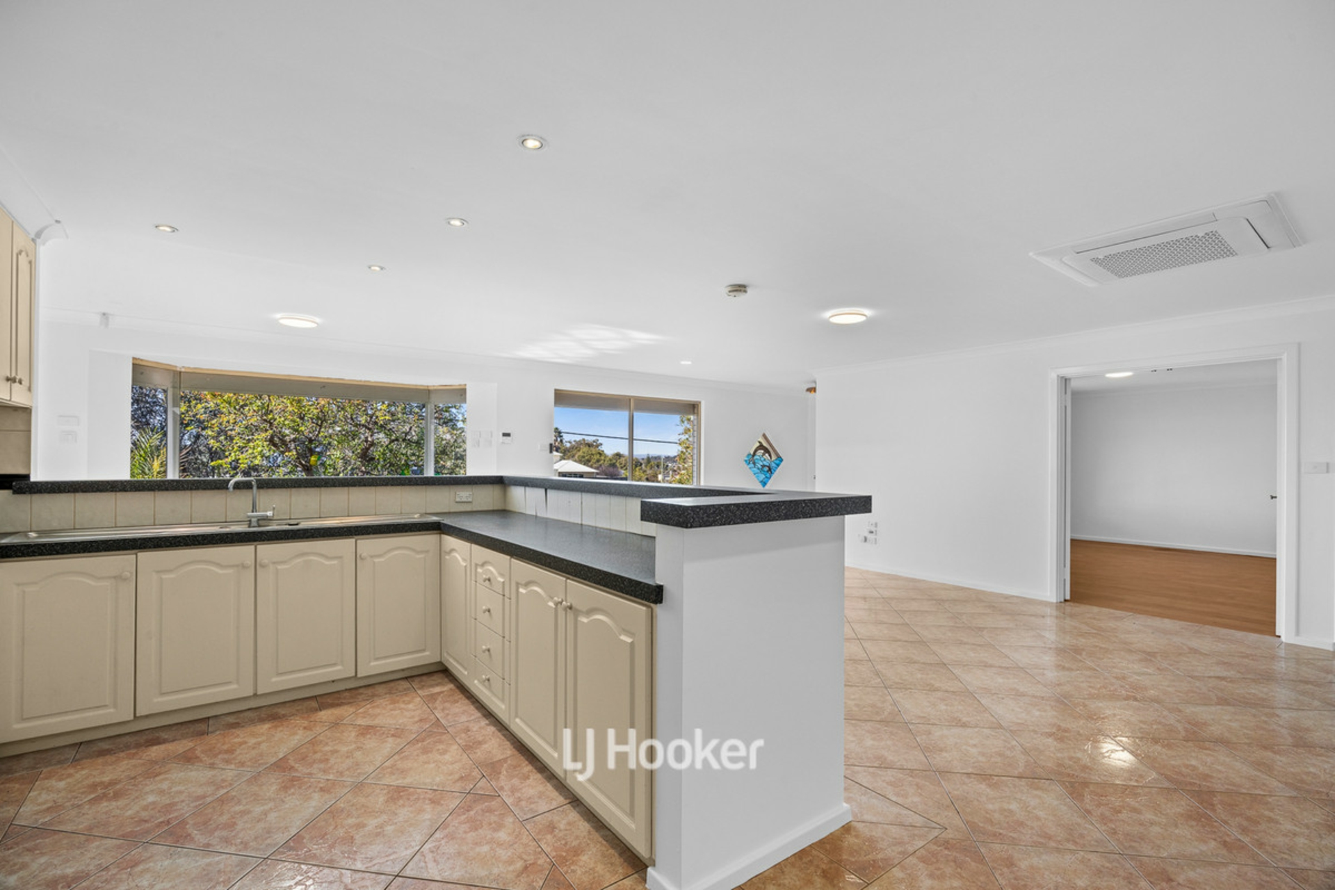 3 Stanbury Crescent — photo 8 of 30