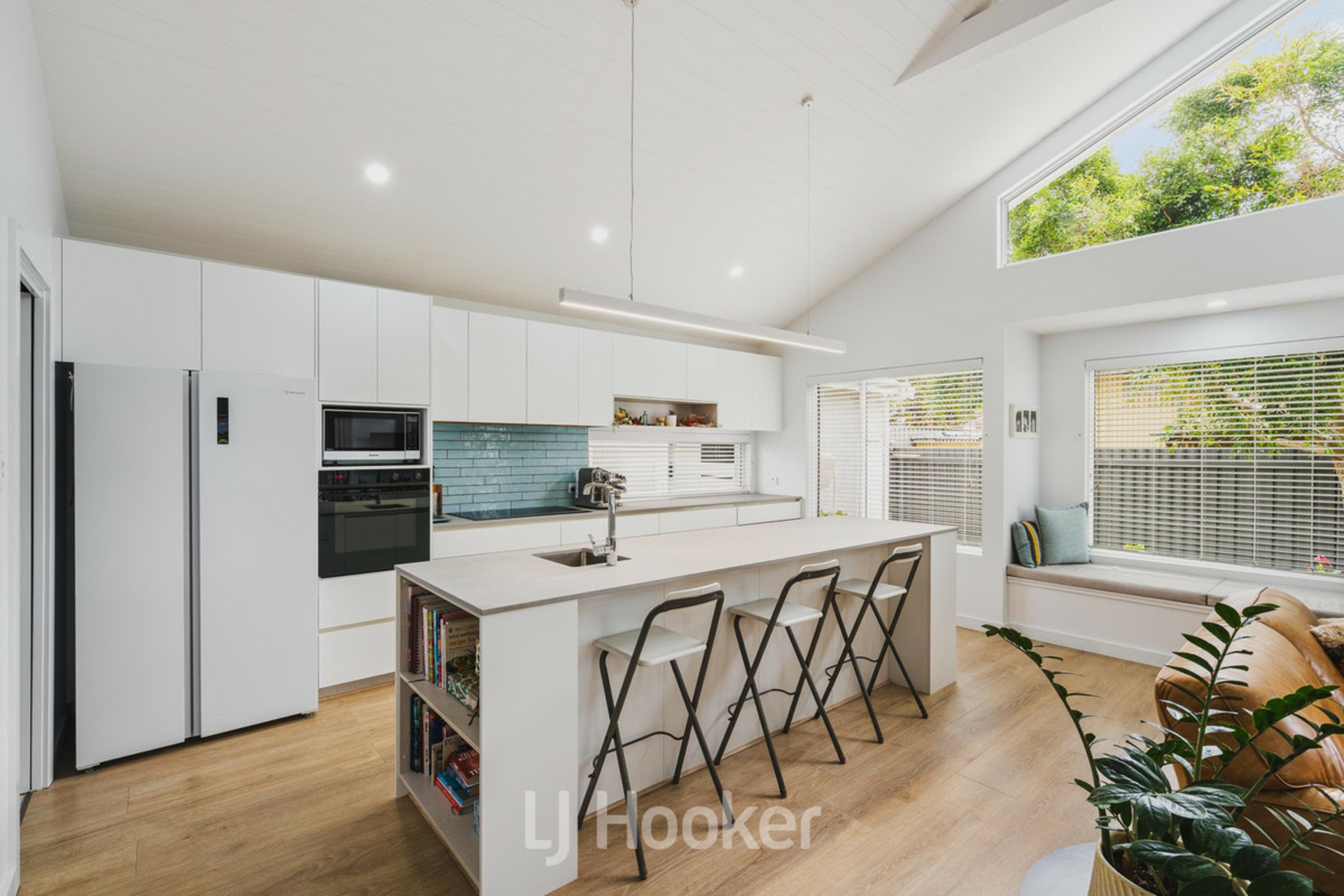 7 Sutton Way — photo 5 of 30