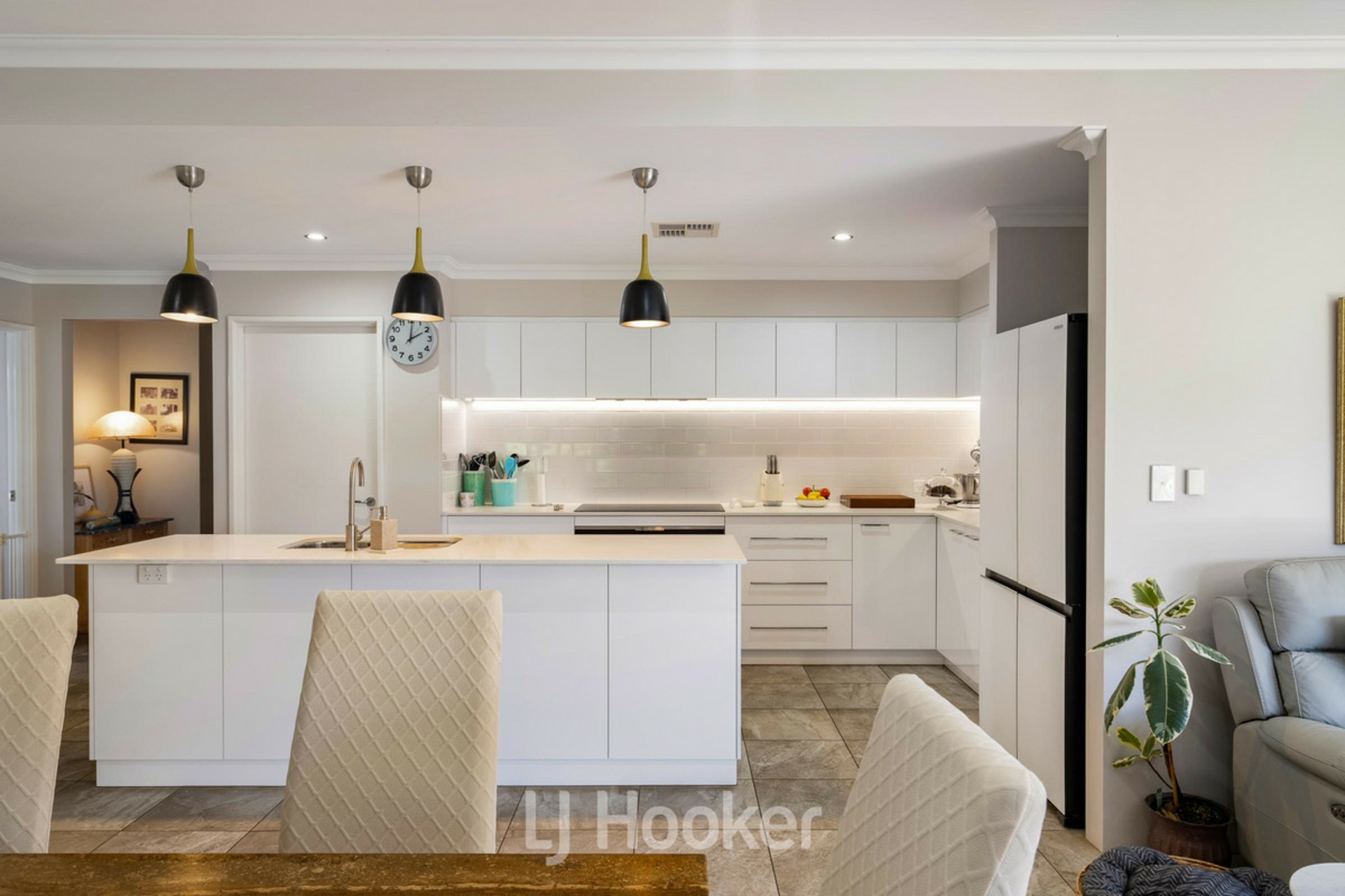 16 Pinehurst Crescent — photo 3 of 24
