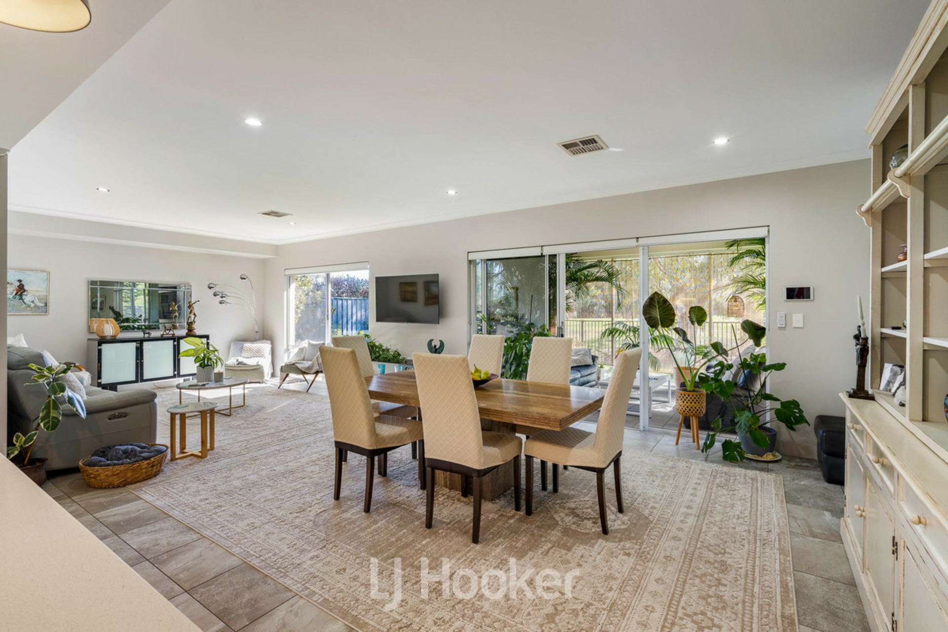 16 Pinehurst Crescent — photo 5 of 24