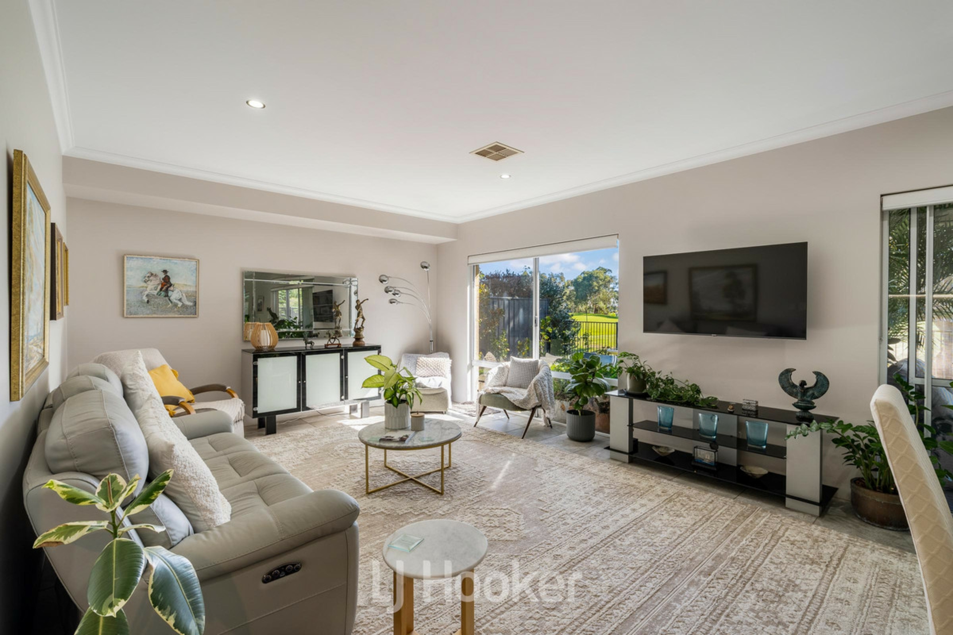 16 Pinehurst Crescent — photo 6 of 24