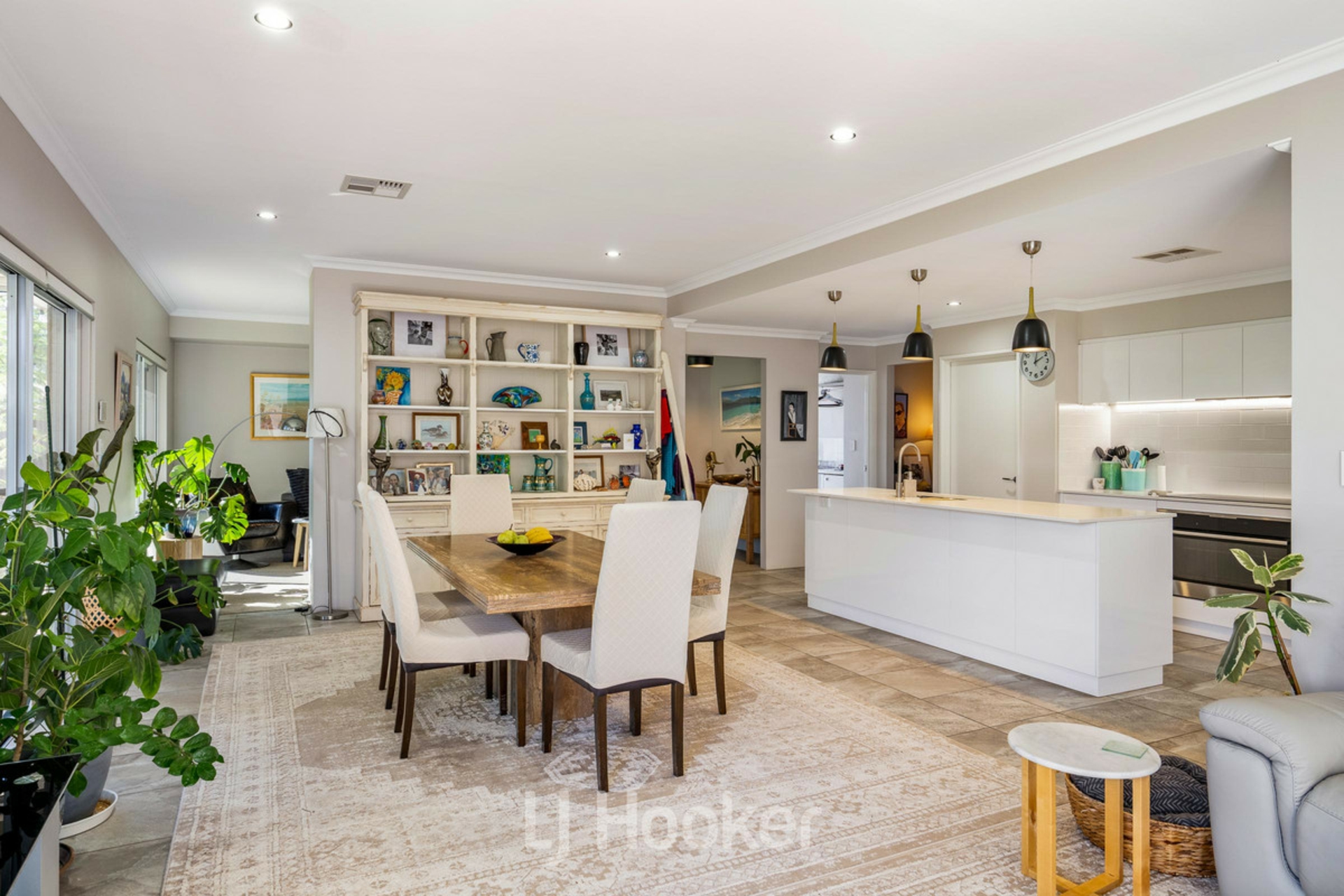16 Pinehurst Crescent — photo 7 of 24