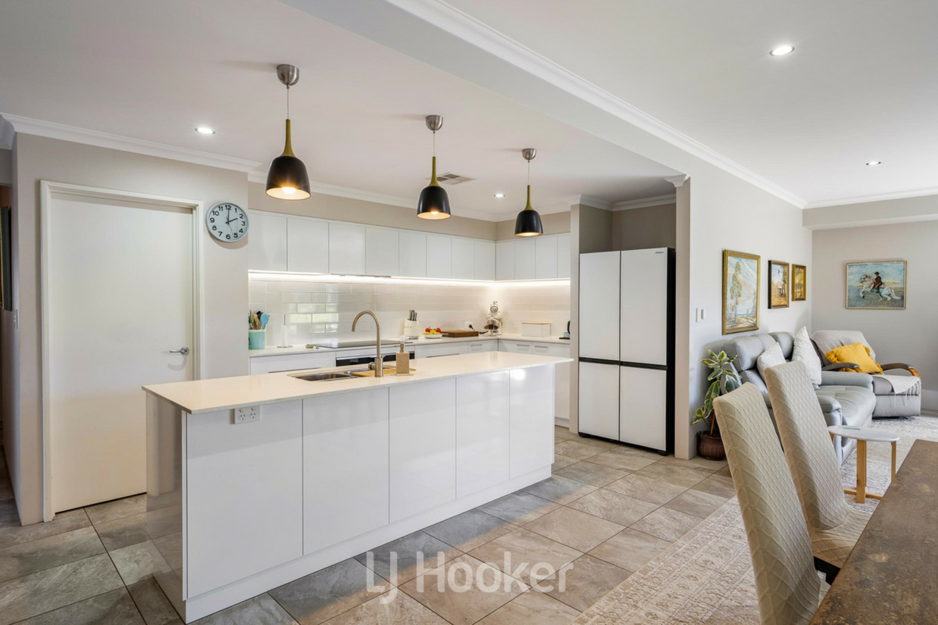 16 Pinehurst Crescent — photo 8 of 24