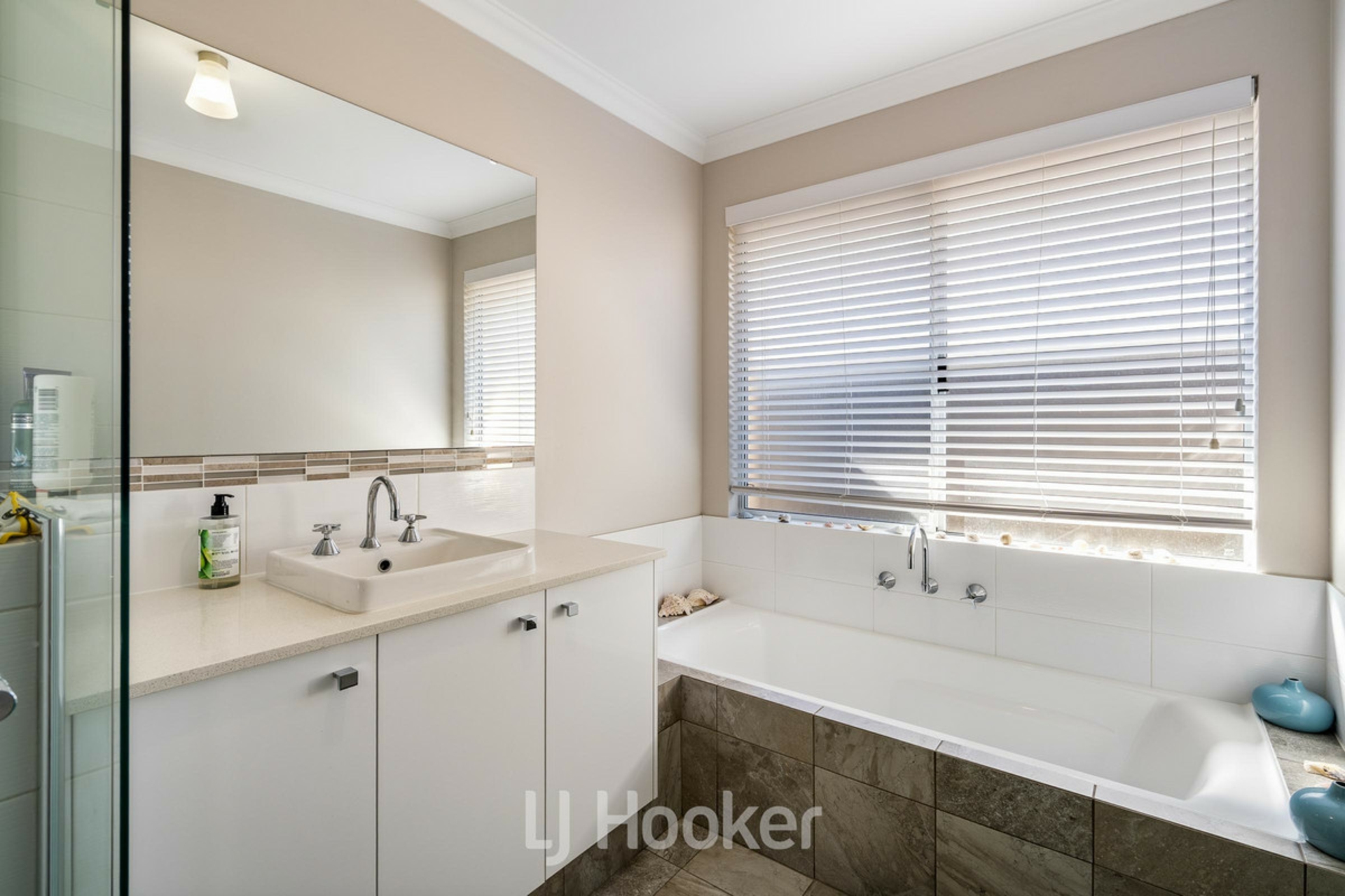 16 Pinehurst Crescent — photo 16 of 24