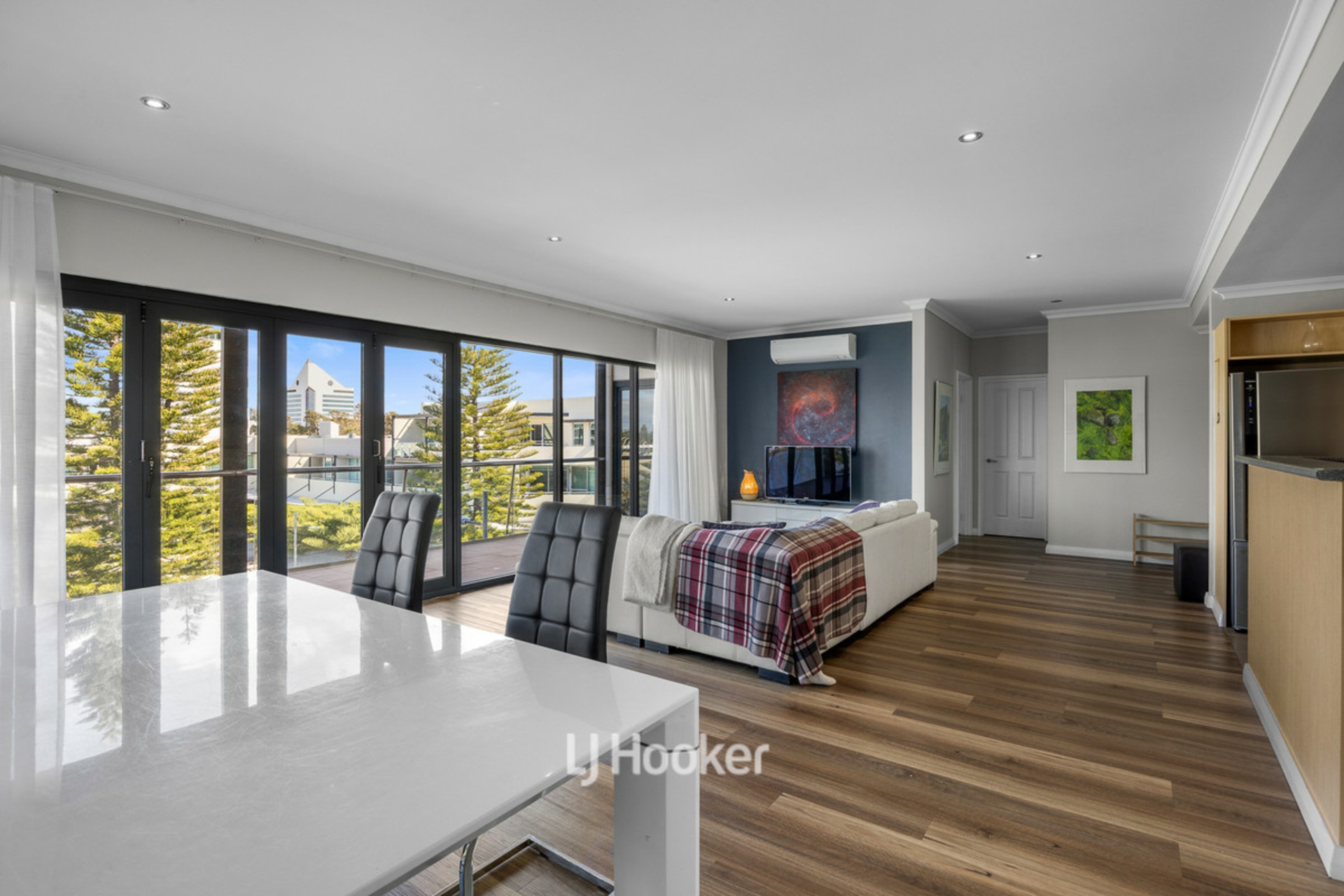 26/23-25 Casuarina Drive — photo 4 of 30