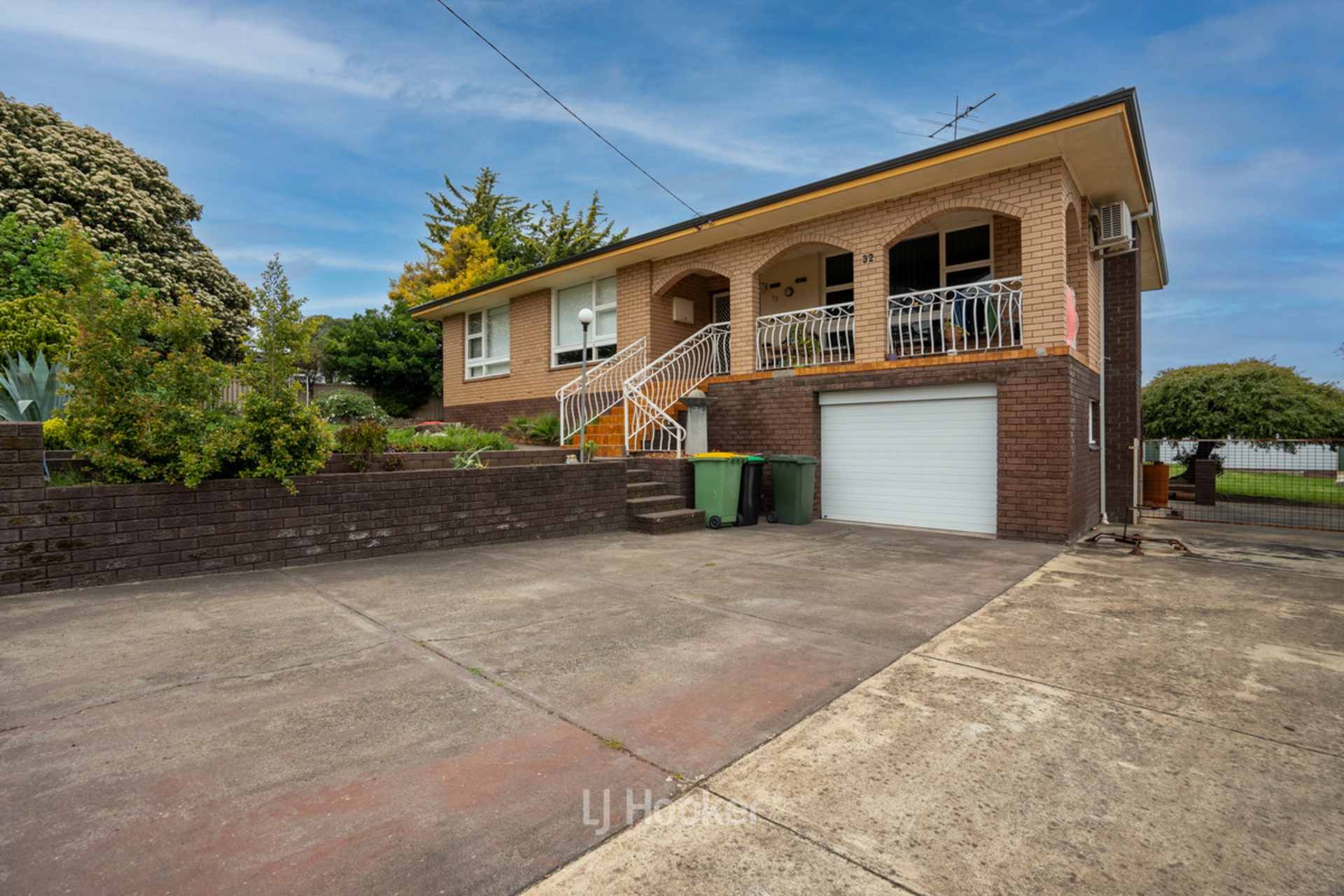 32 Bucktin Street — photo 3 of 16