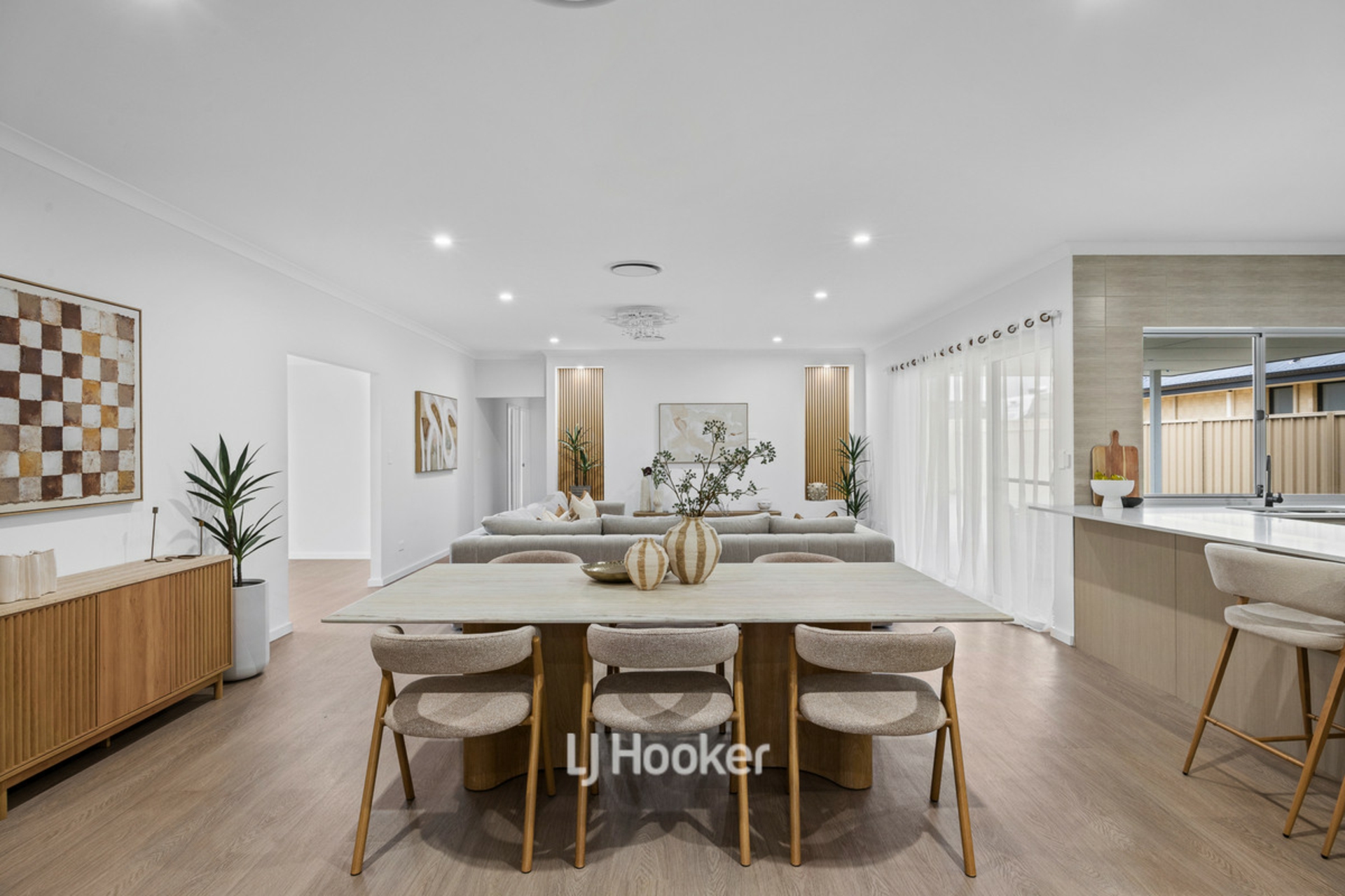 35 Hazelgrove Crescent — photo 3 of 30