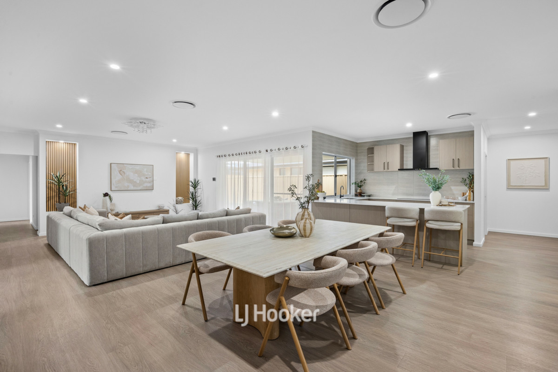 35 Hazelgrove Crescent — photo 4 of 30