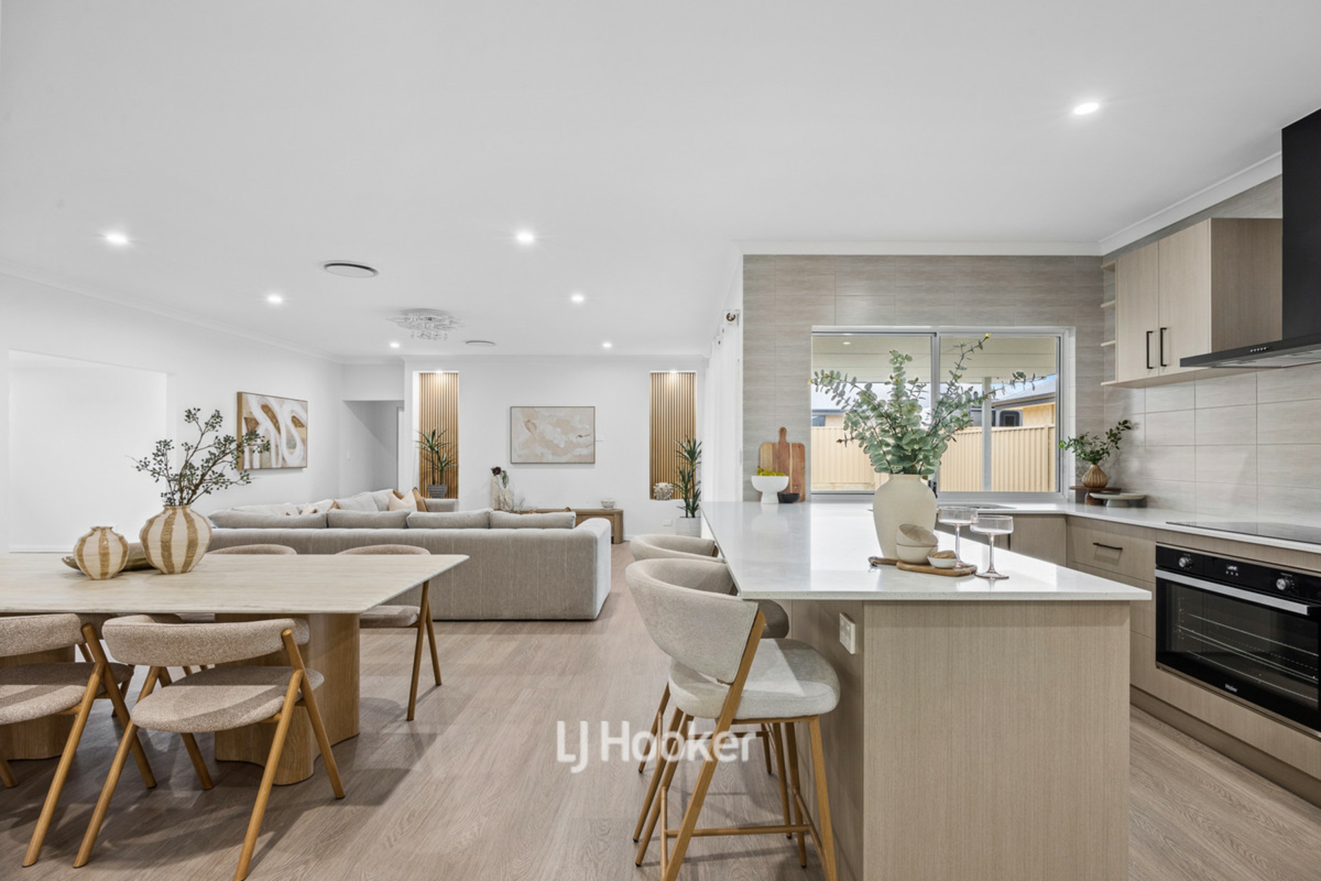 35 Hazelgrove Crescent — photo 6 of 30