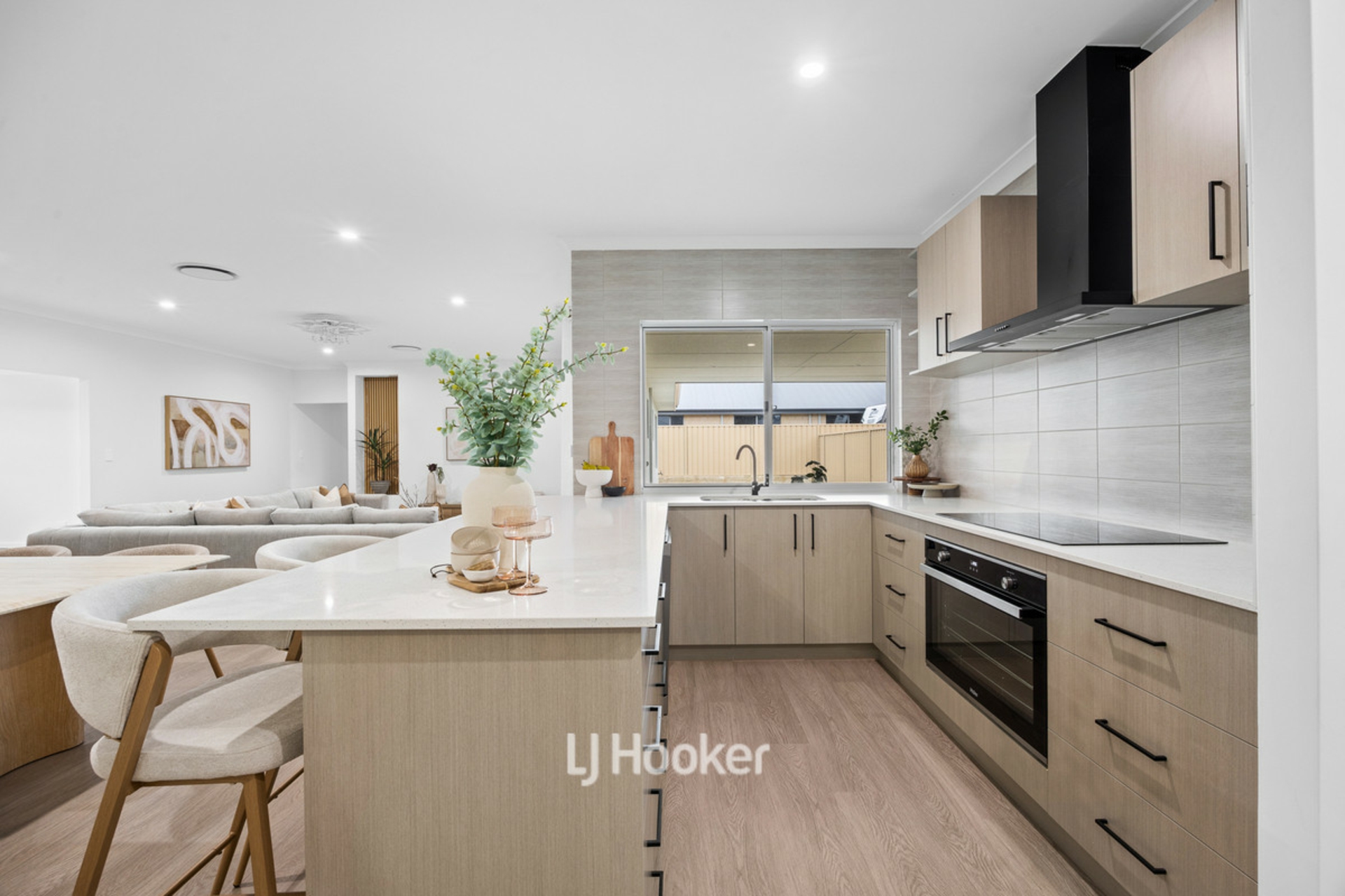 35 Hazelgrove Crescent — photo 7 of 30