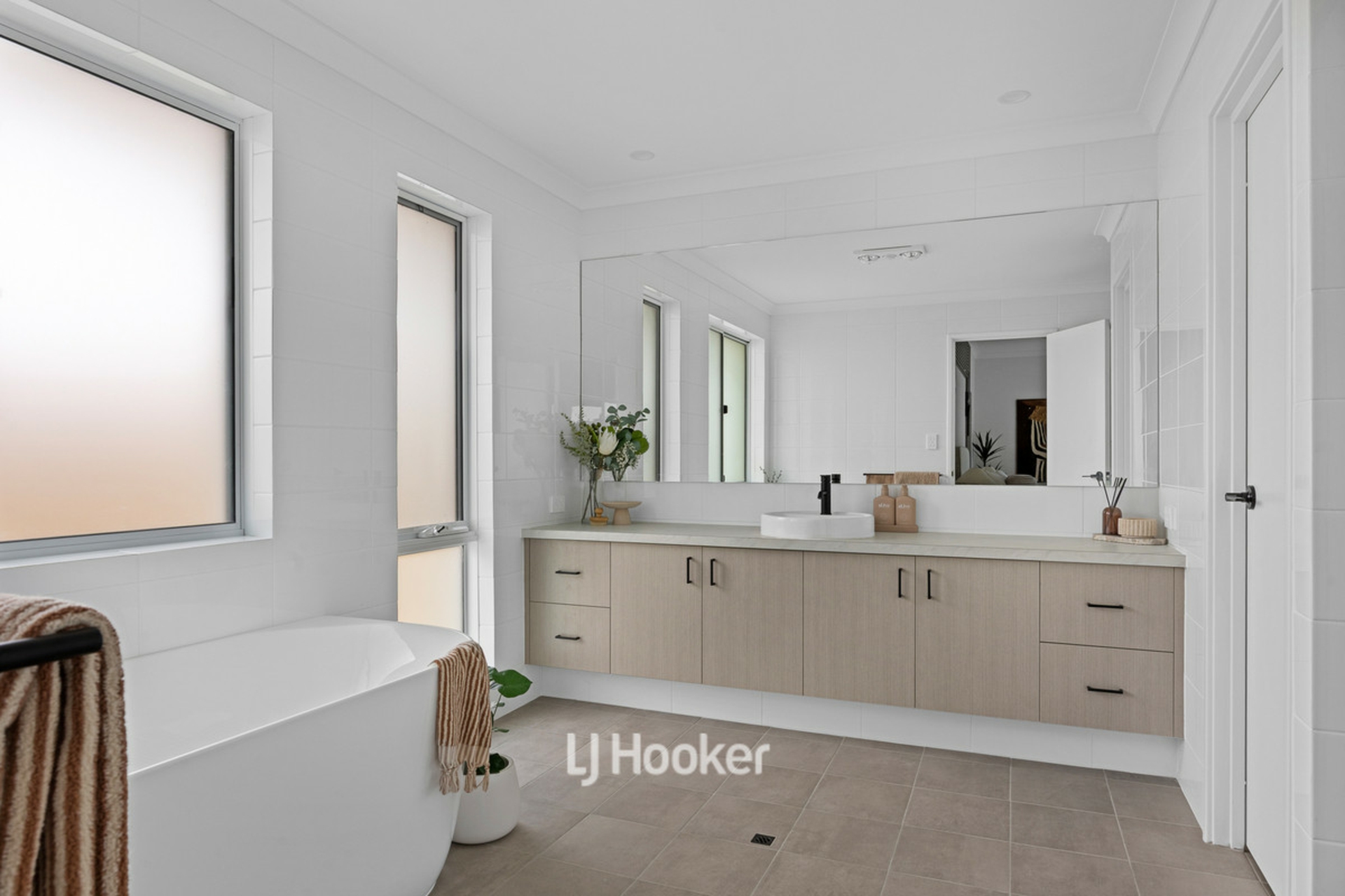 35 Hazelgrove Crescent — photo 17 of 30