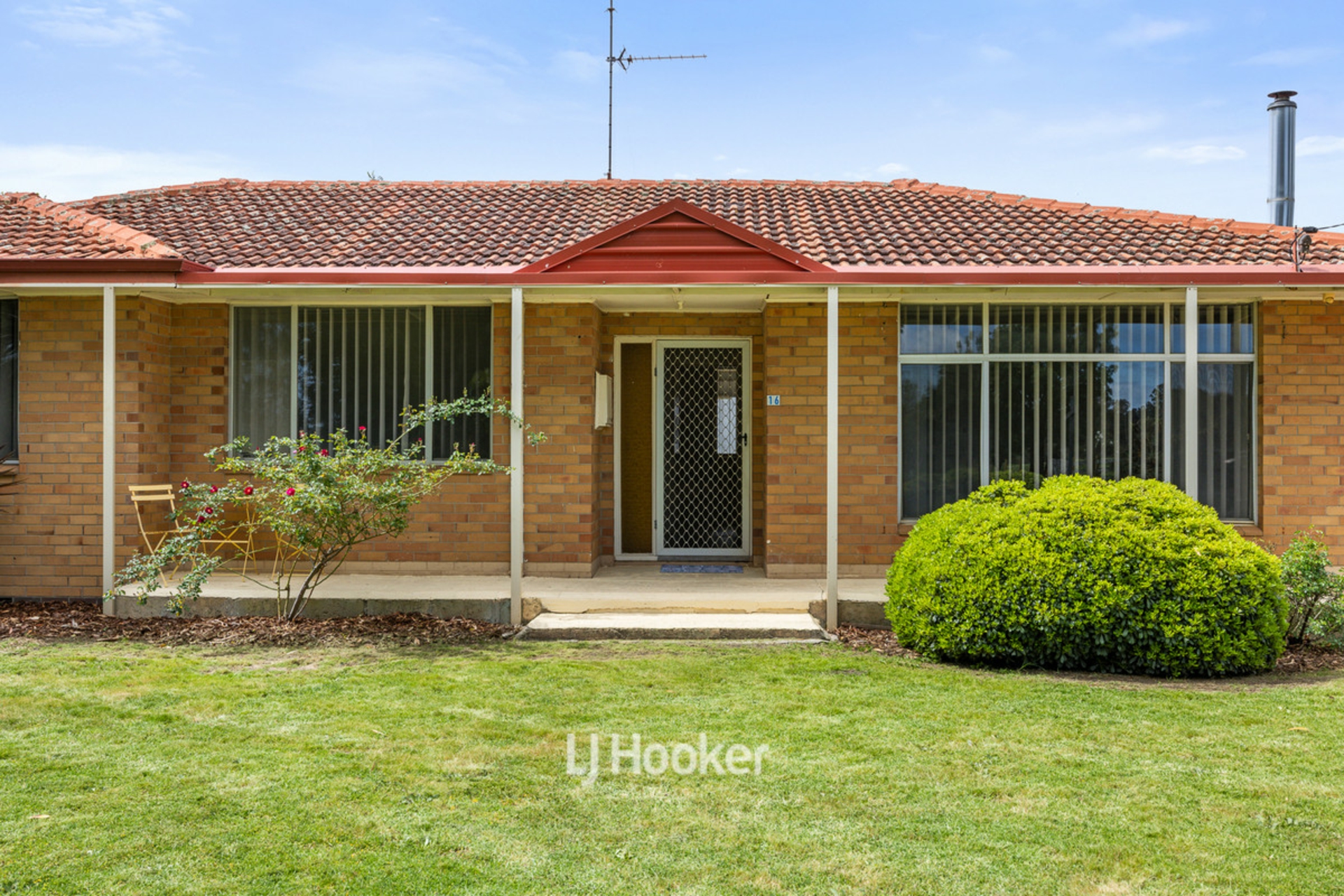 16 Hutchinson Road — photo 3 of 30