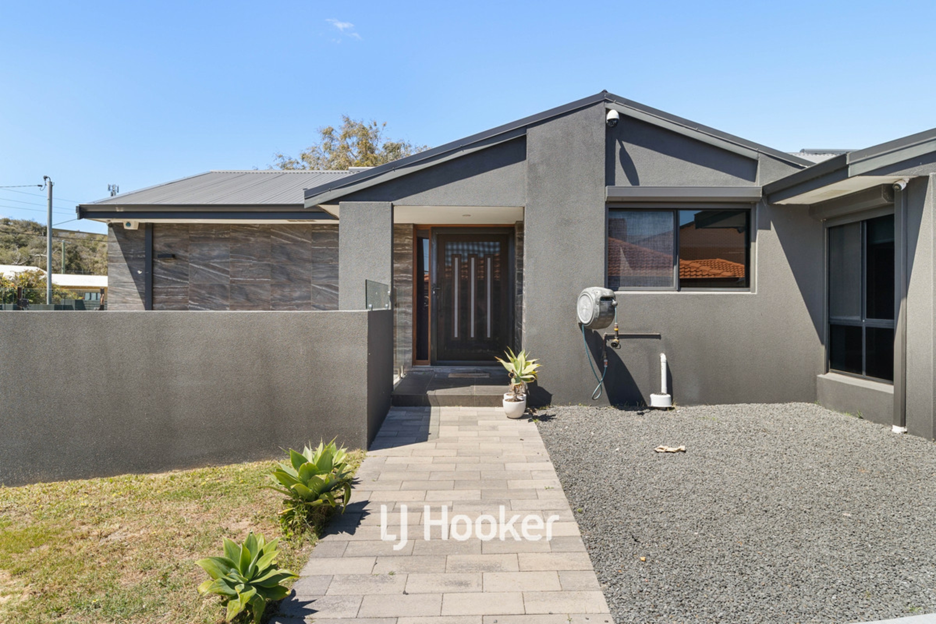 39 Mangles Street — photo 3 of 26