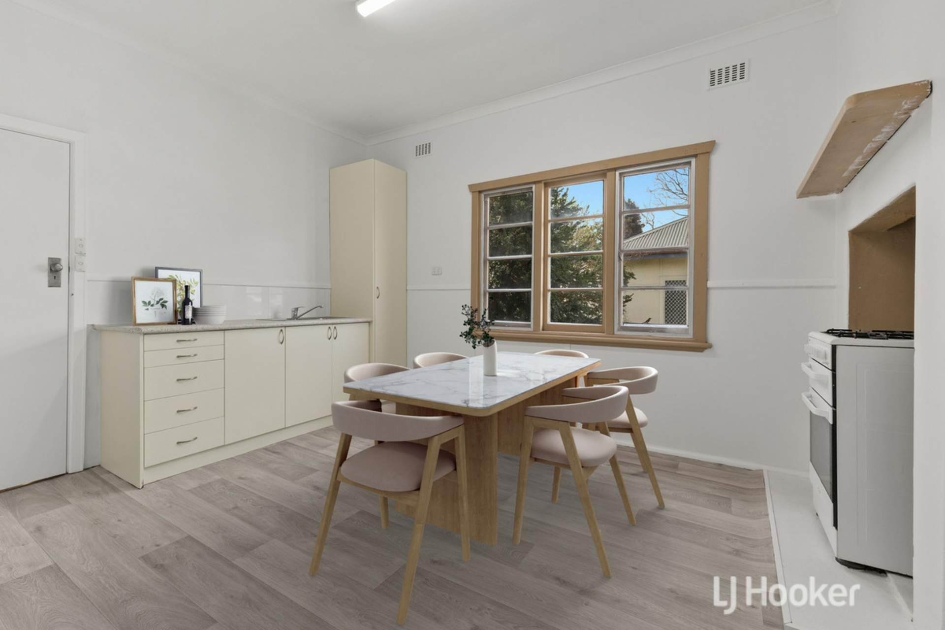 27 Atkinson Street South — photo 4 of 10