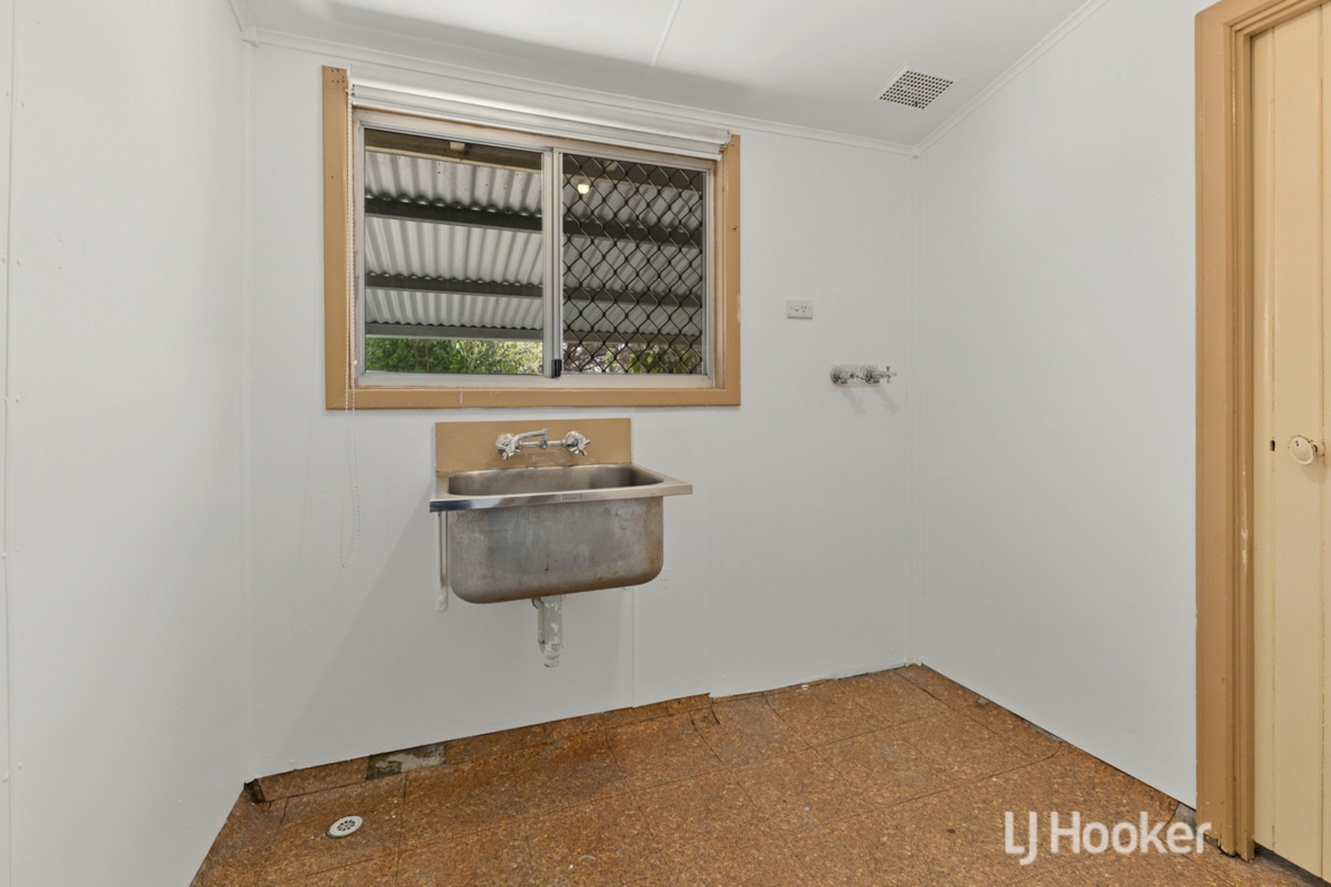 27 Atkinson Street South — photo 8 of 10