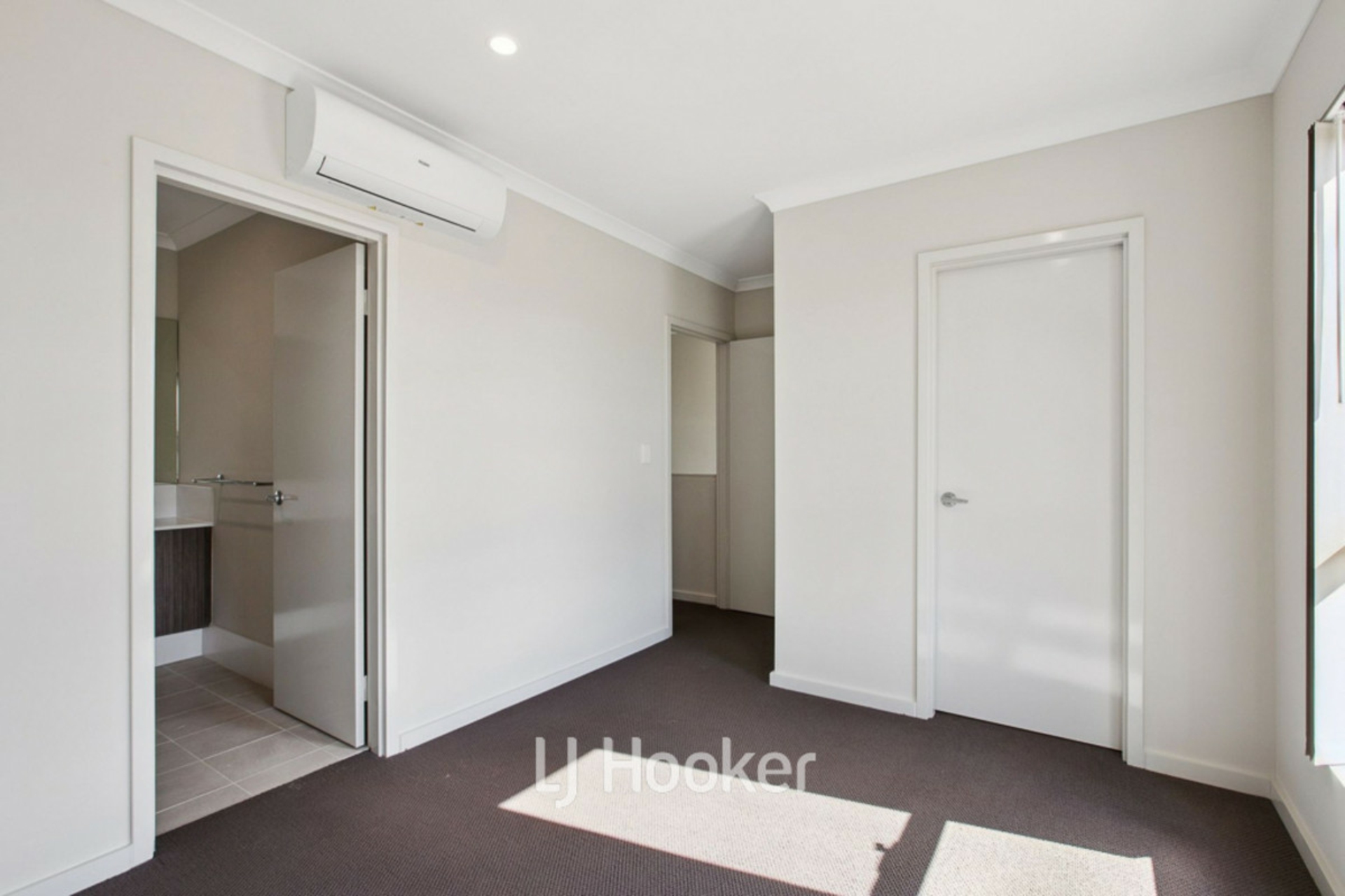 8 Everest Parkway — photo 4 of 18