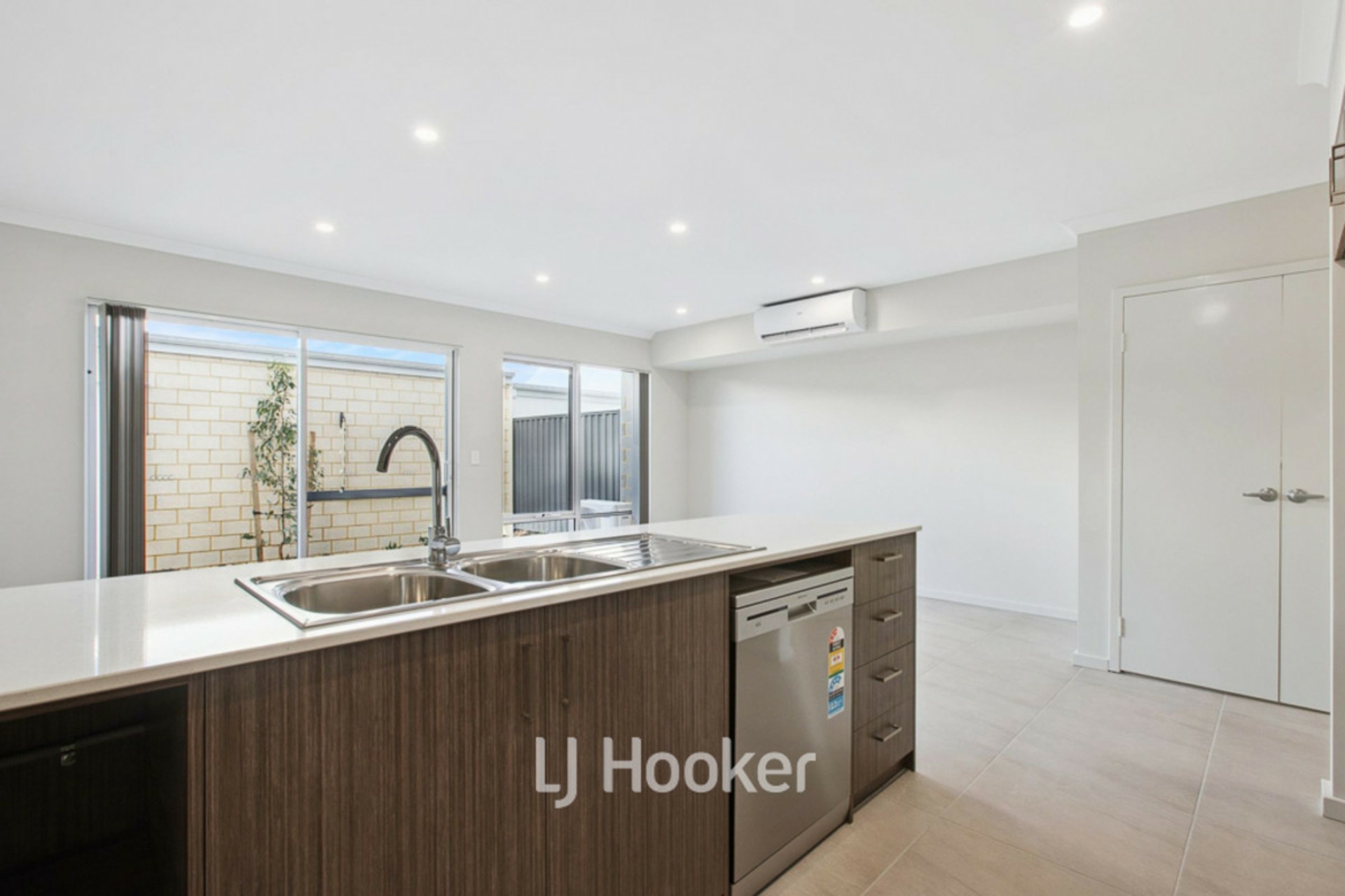 8 Everest Parkway — photo 13 of 18