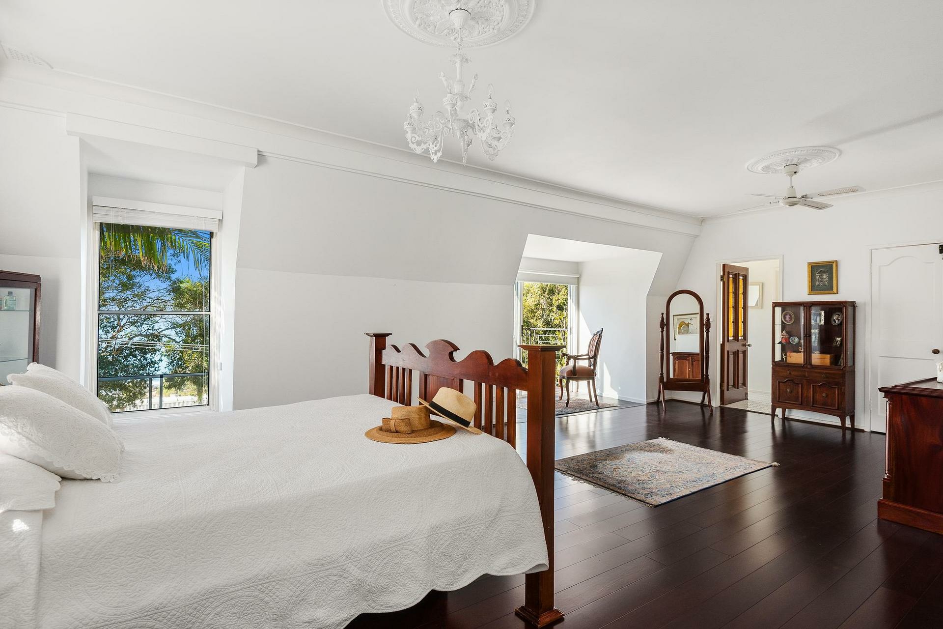 124 Pacific Road, PALM BEACH