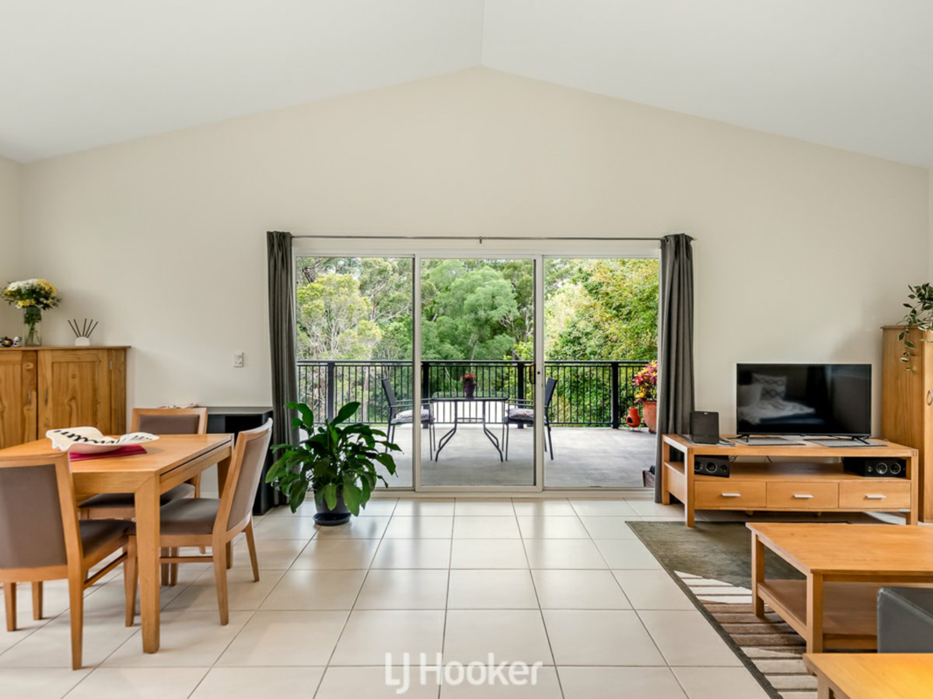 33 Hills Road — photo 9 of 30