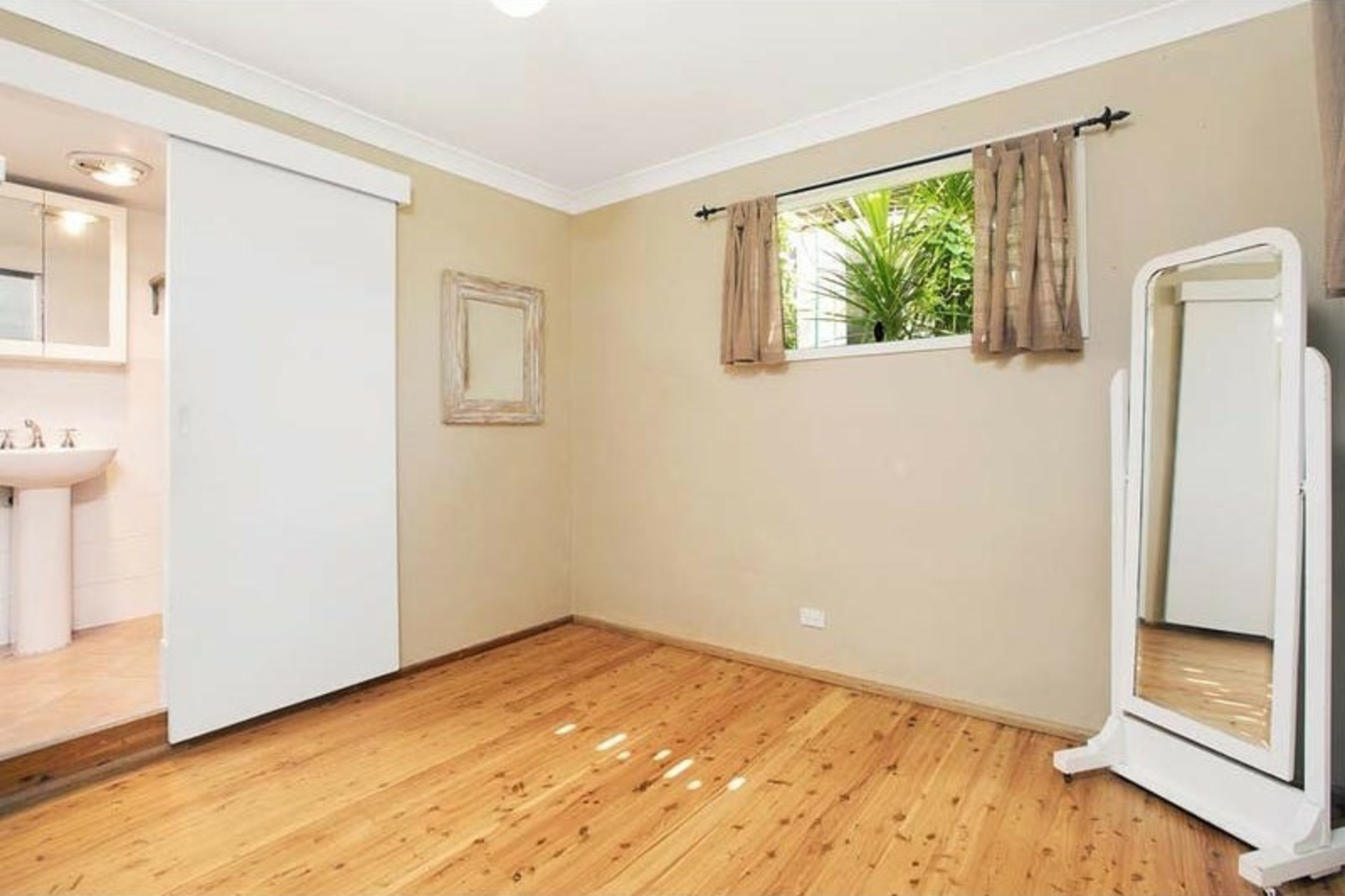 Lower 53 Chisholm Avenue, AVALON BEACH