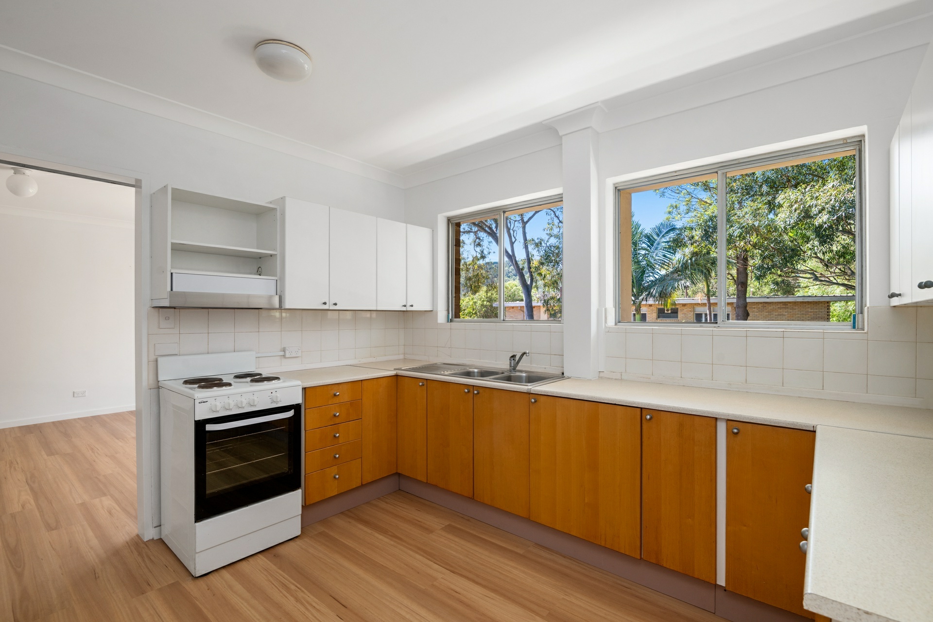 10/57-59 Foamcrest Avenue — photo 4 of 6