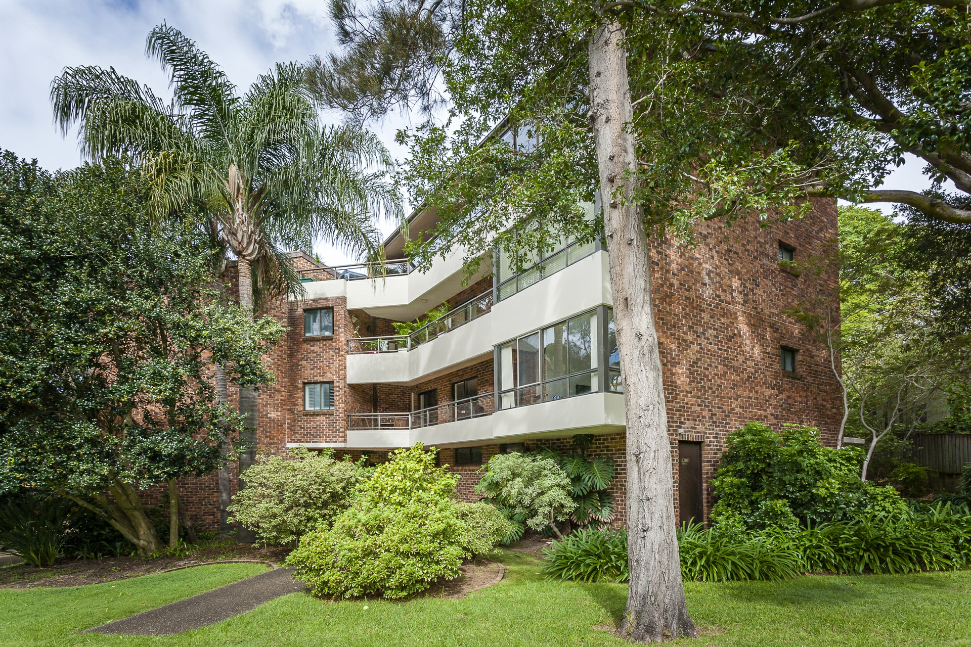 2/40-42 Seaview Avenue — photo from LJ Hooker Avalon Beach