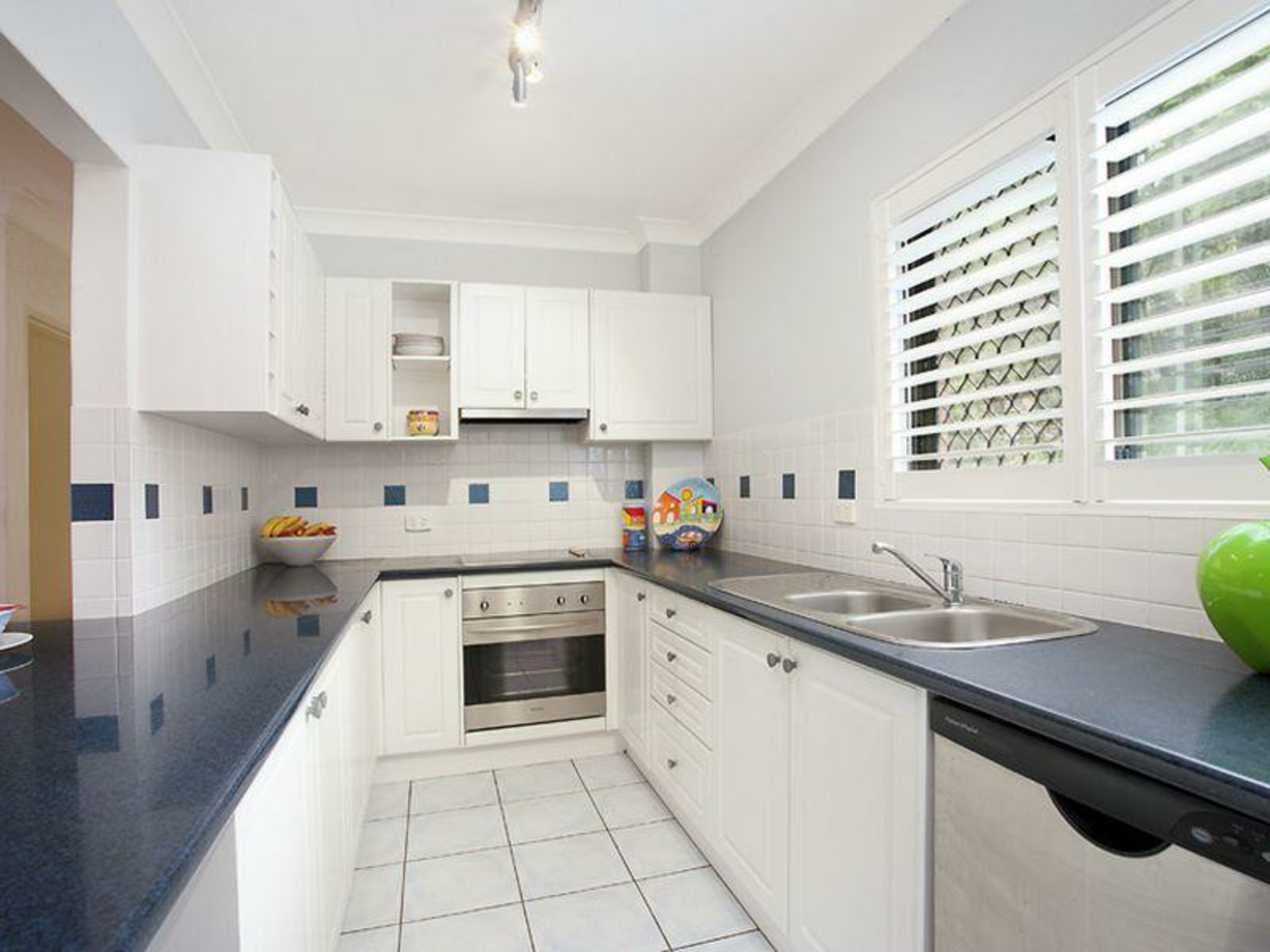 2/40-42 Seaview Avenue — photo 2 of 8