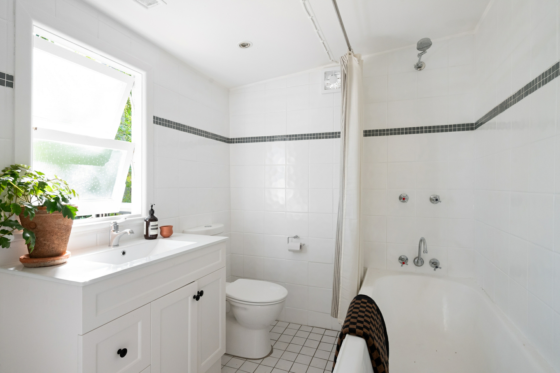 66 Whale Beach Road — photo 10 of 17