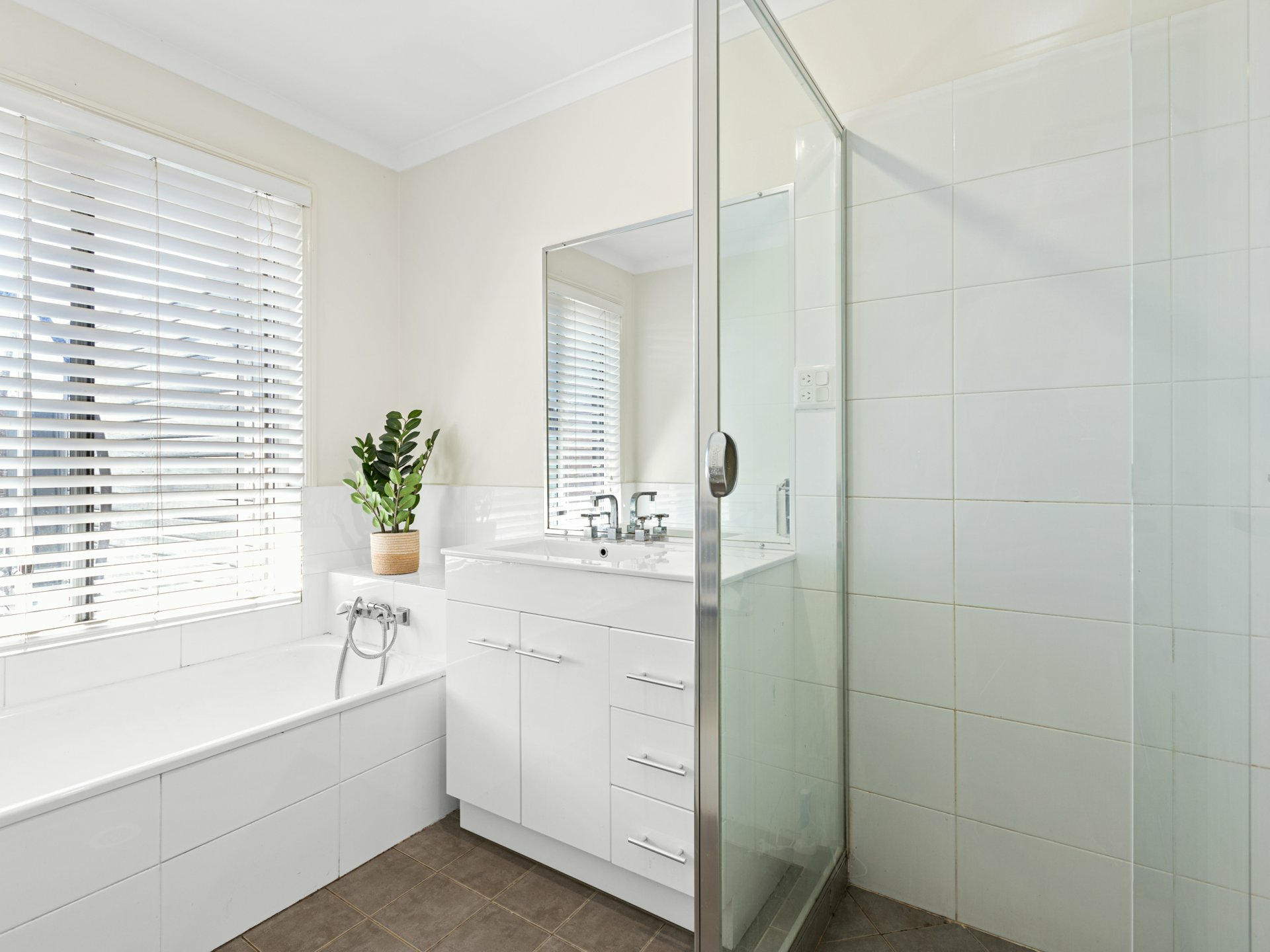 1 York Crescent, BELMONT NORTH