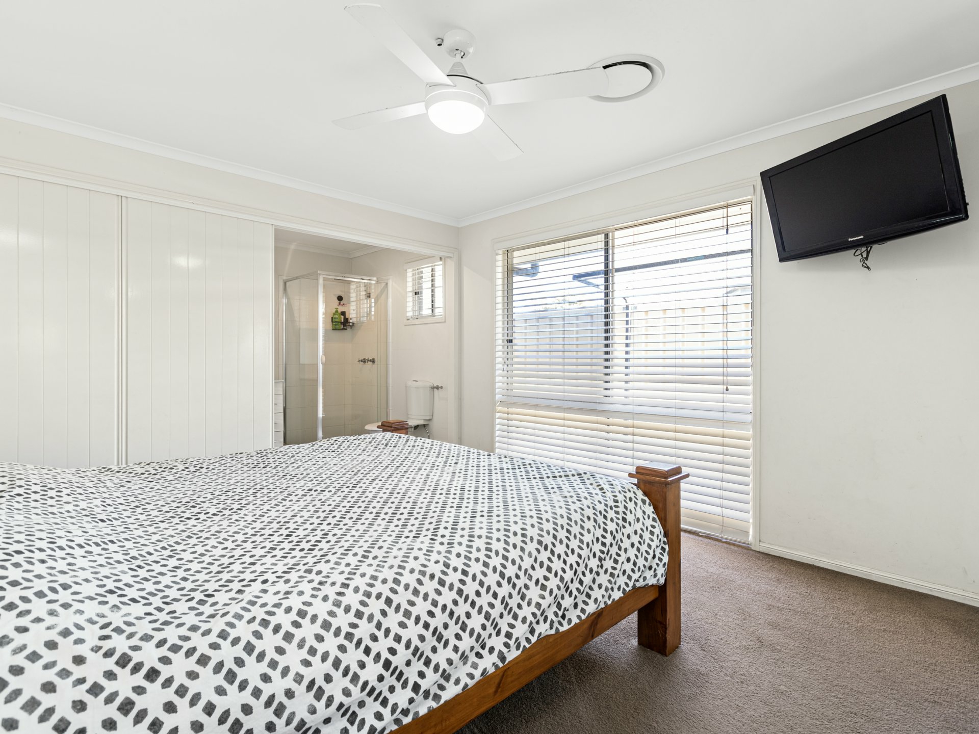 1 York Crescent, BELMONT NORTH