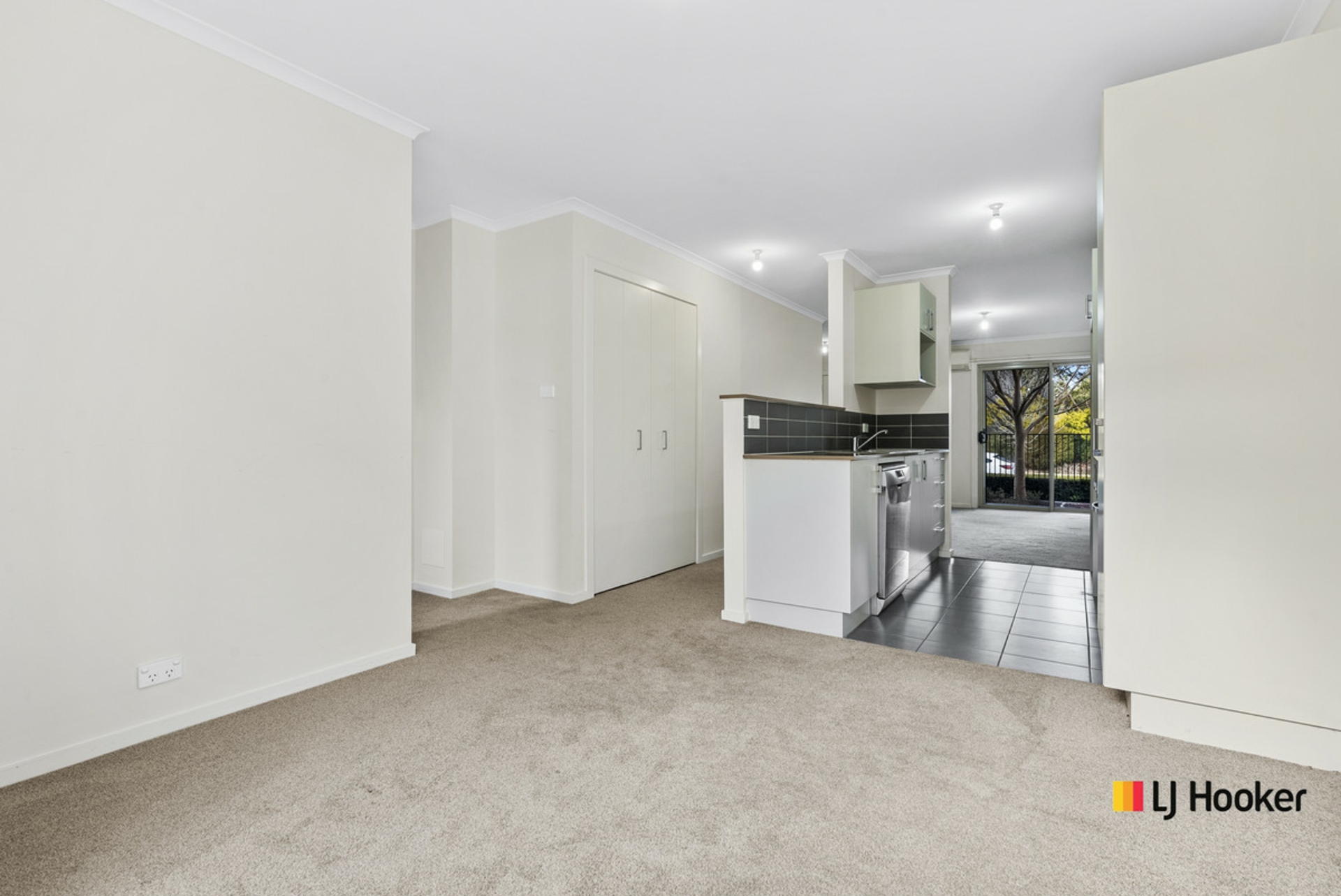 70/40 Kings Canyon Street — photo 2 of 15