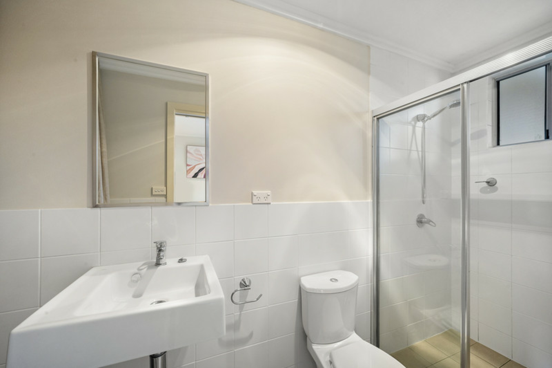 1/123 Lowanna Street — photo 8 of 10
