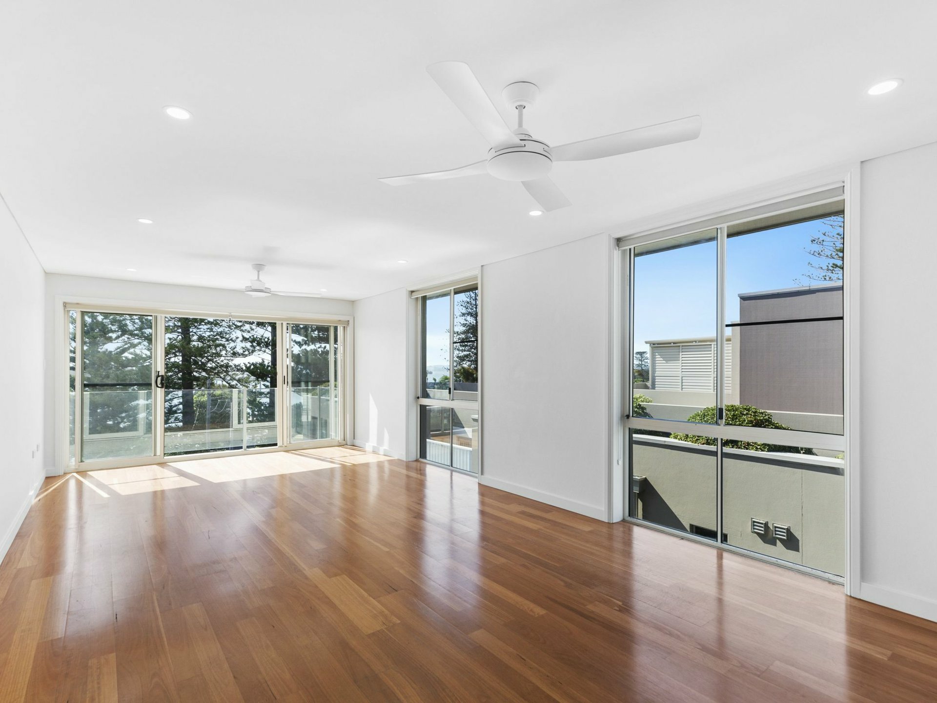 8/3-7 Hutton Road — photo 4 of 14