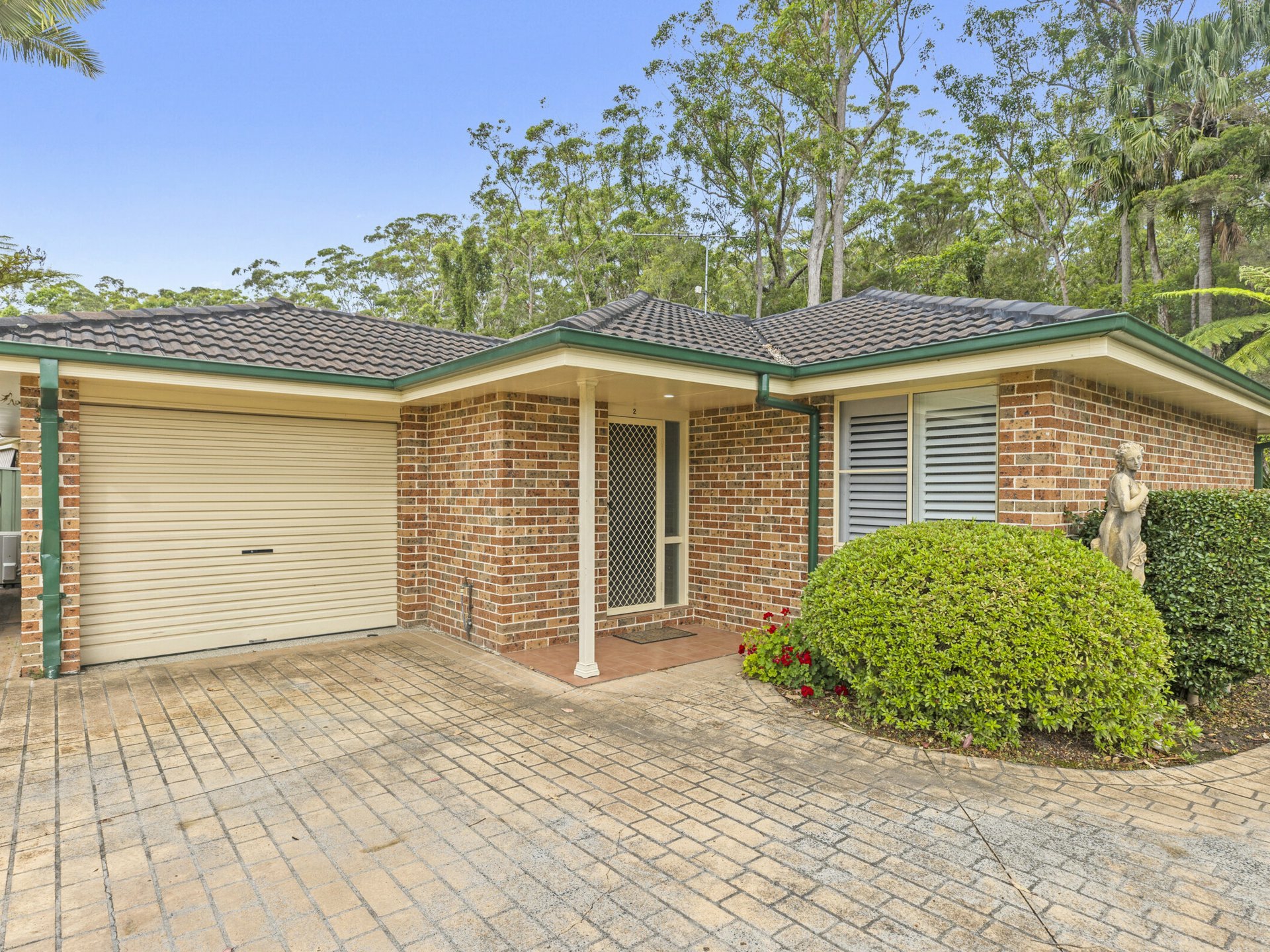 2/19-21 Bomaderry Crescent — photo from LJ Hooker The Entrance
