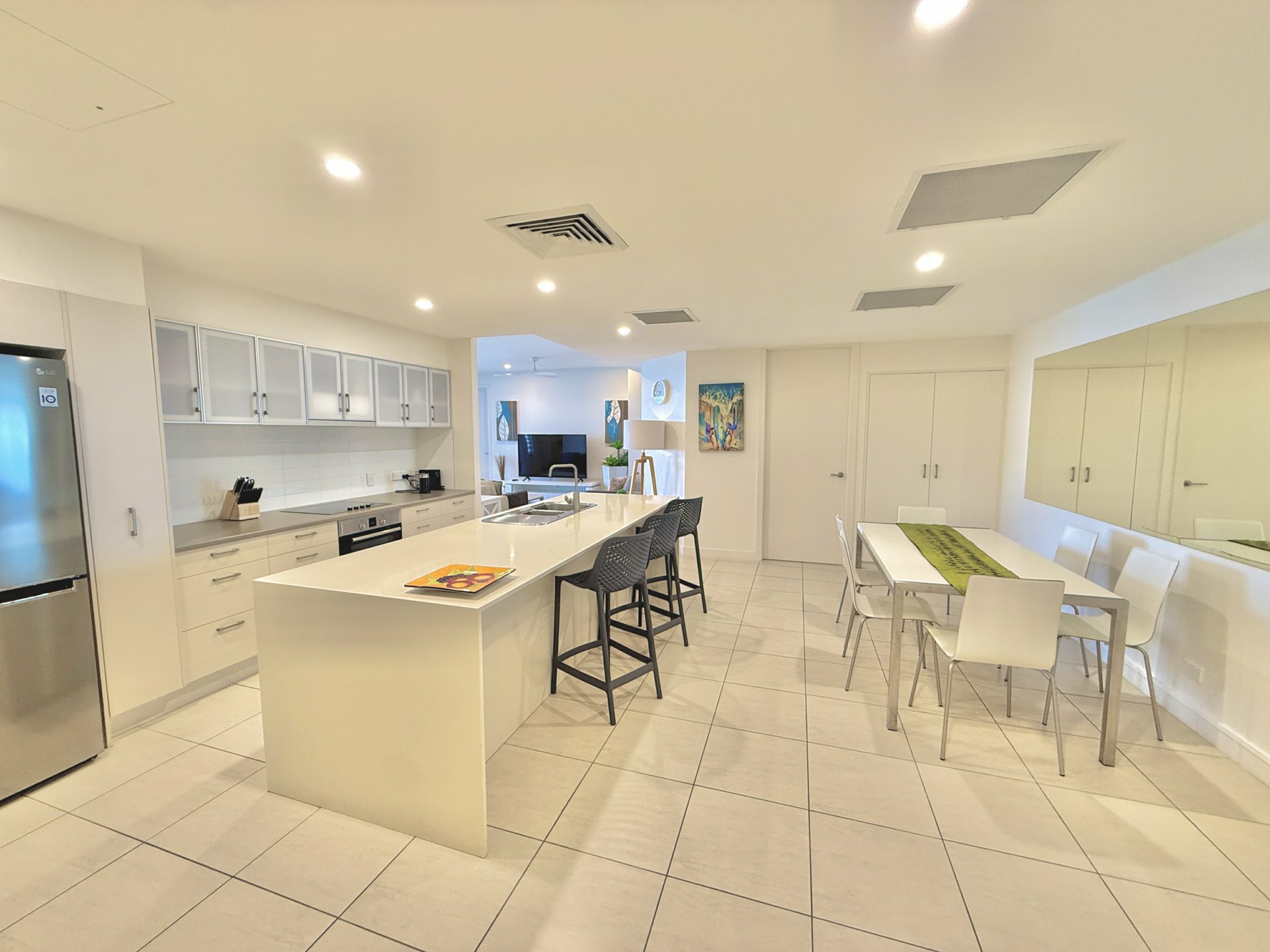 32/2B Coral Cove Apartments — photo 2 of 16