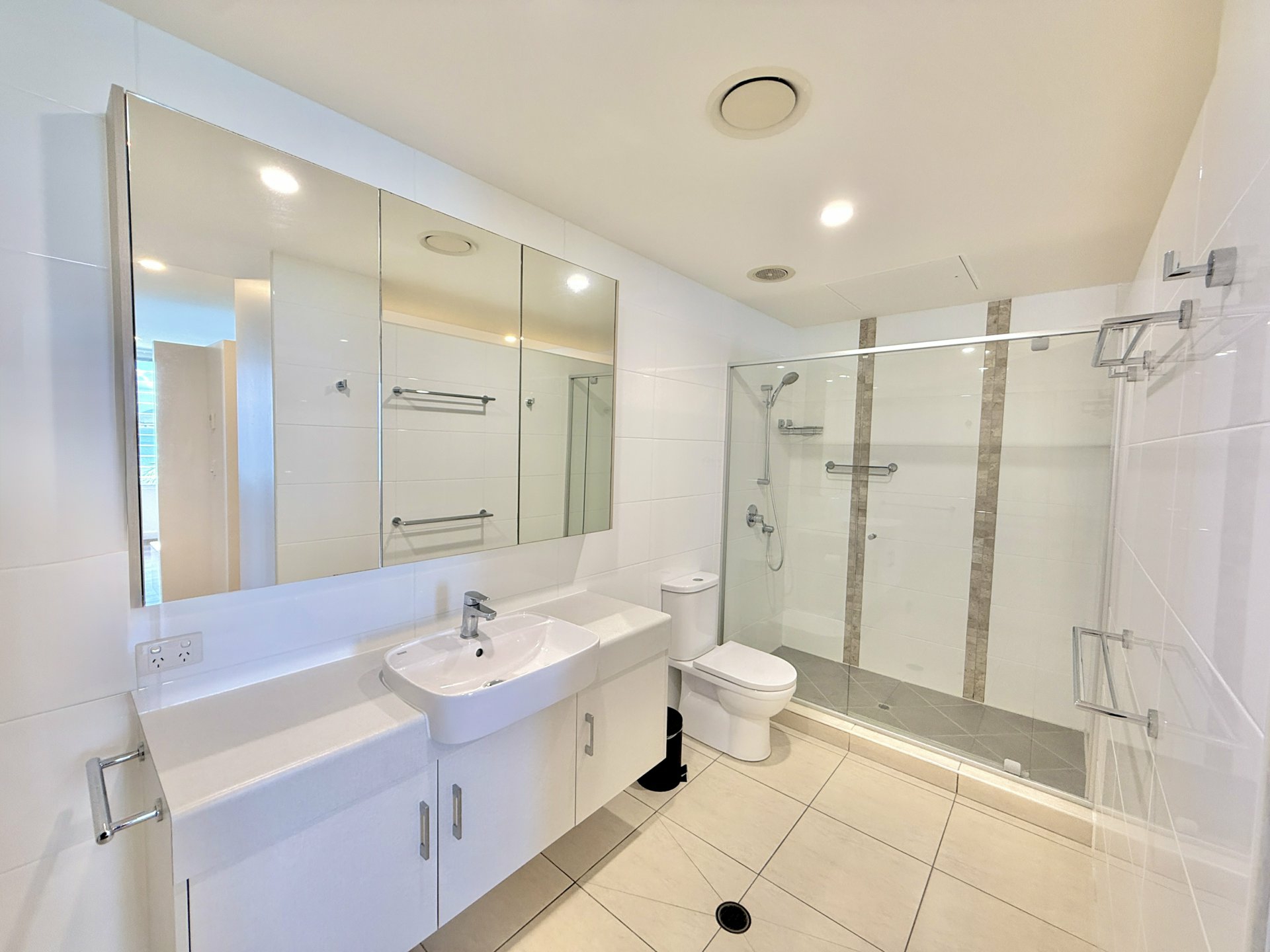 32/2B Coral Cove Apartments — photo 9 of 16