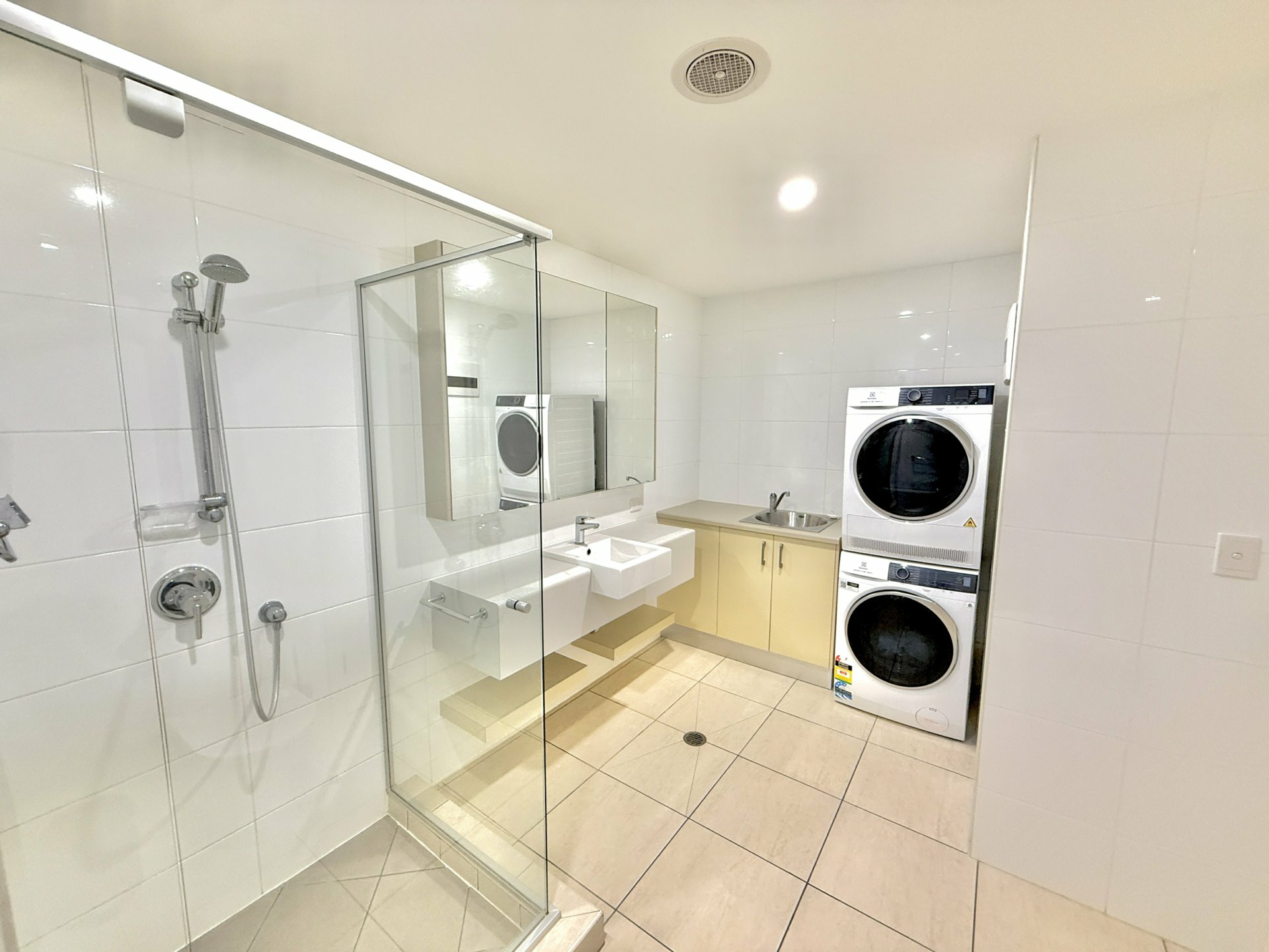 32/2B Coral Cove Apartments — photo 12 of 16