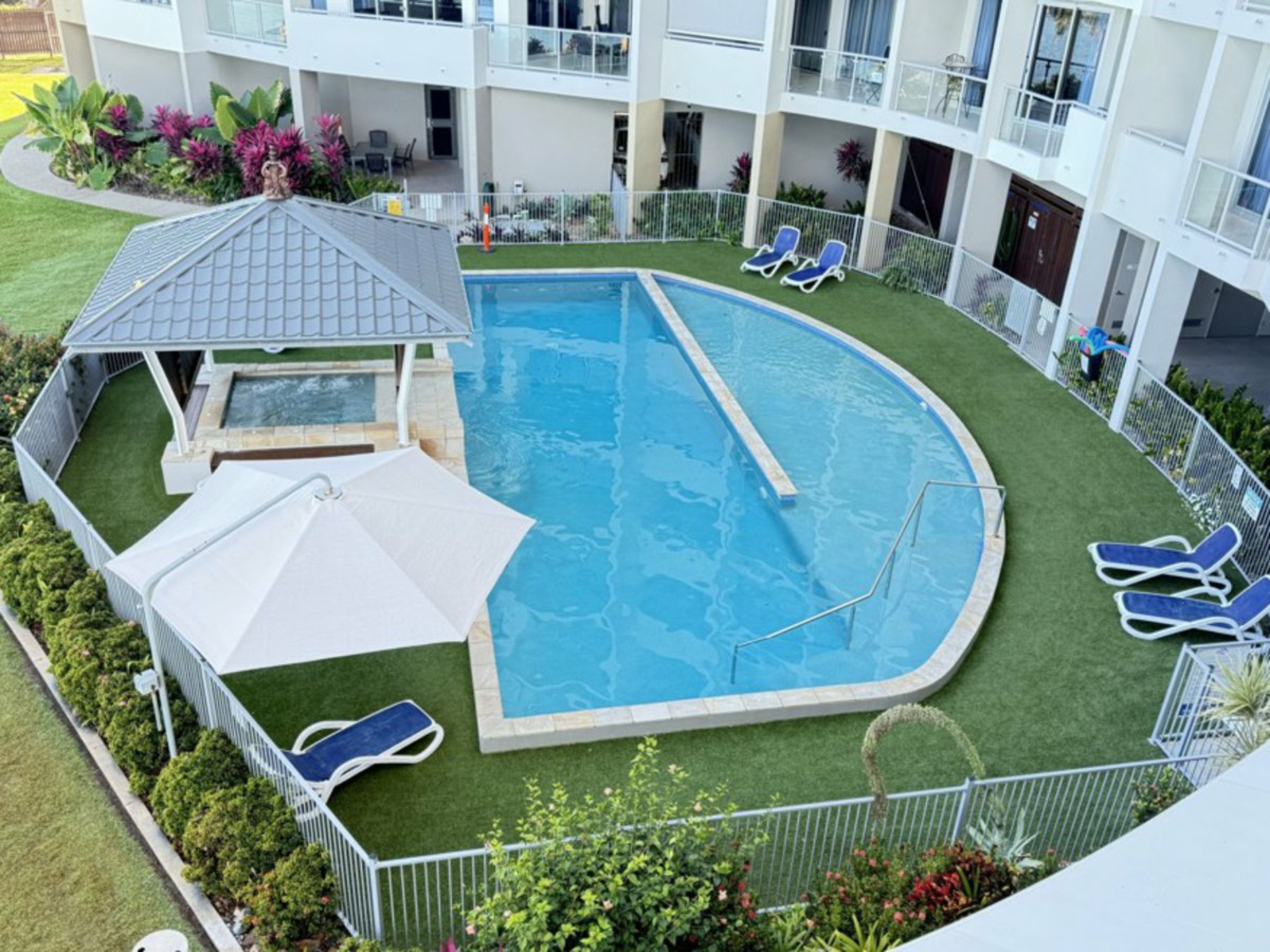 32/2B Coral Cove Apartments — photo 14 of 16