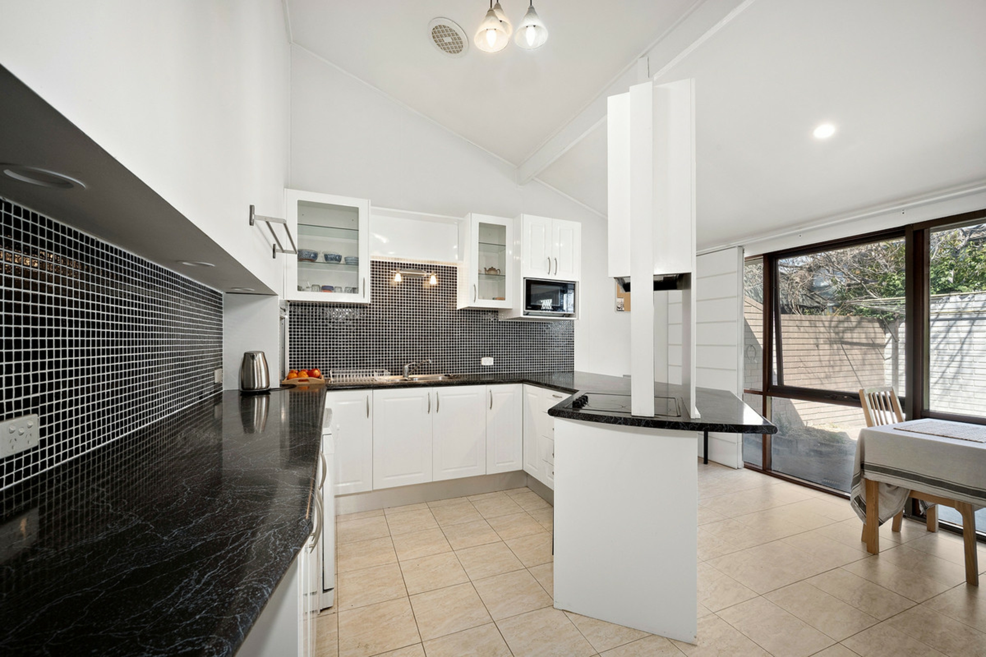 91 Barnet Close — photo 3 of 15