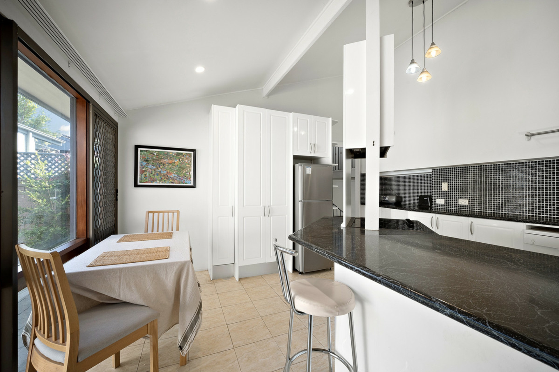 91 Barnet Close — photo 4 of 15