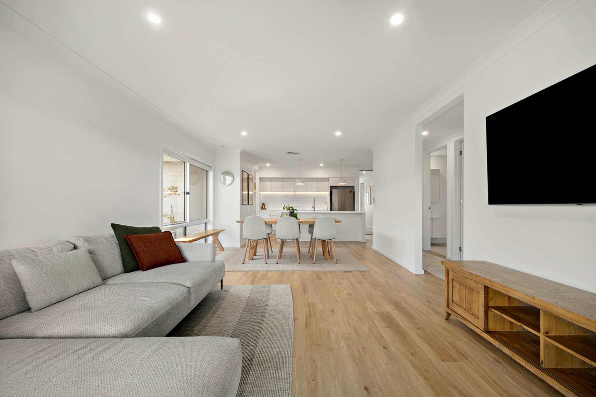 5 Sherrard Crescent — photo 4 of 17