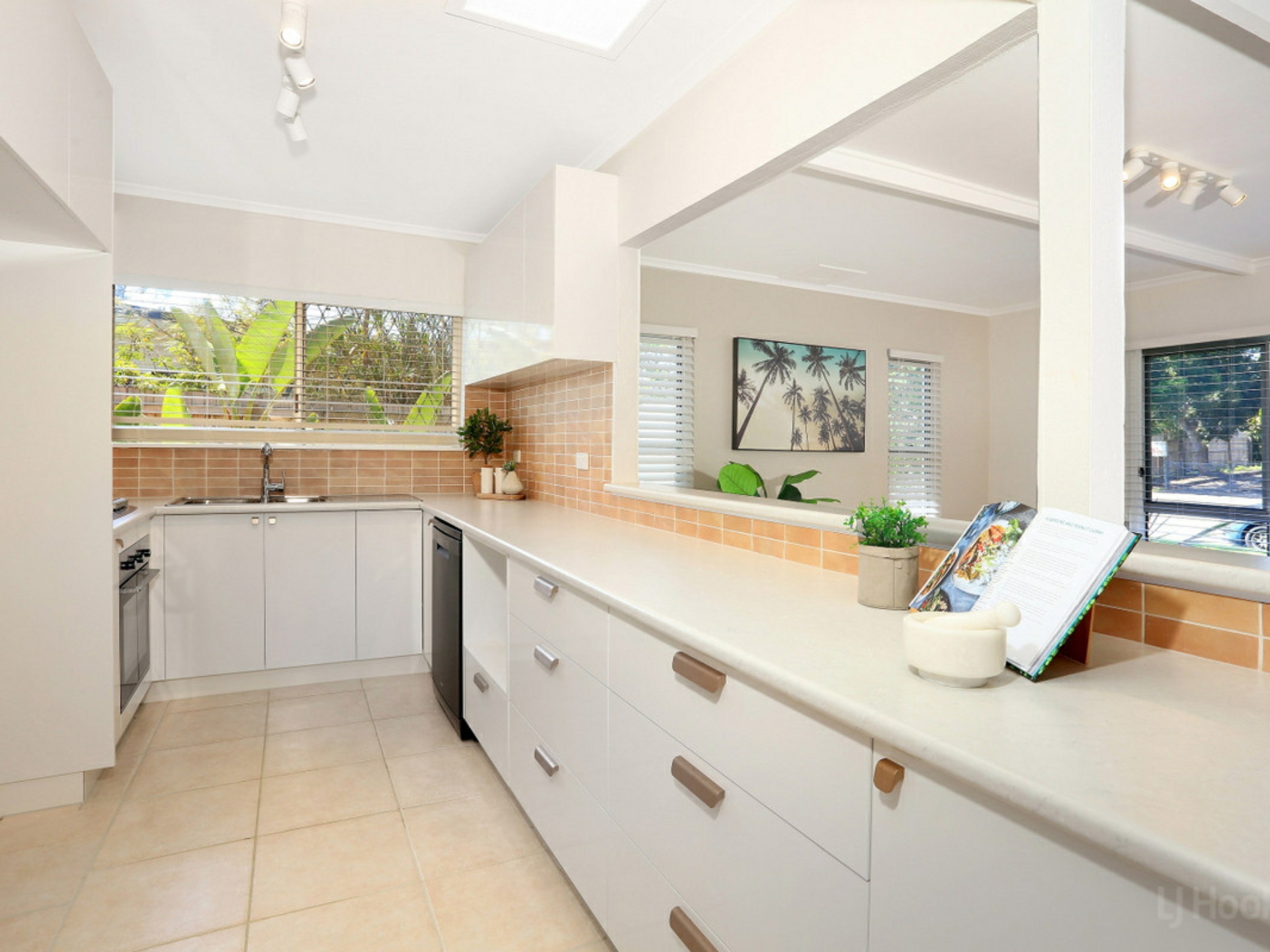 2 Bundarra Street, Coombabah