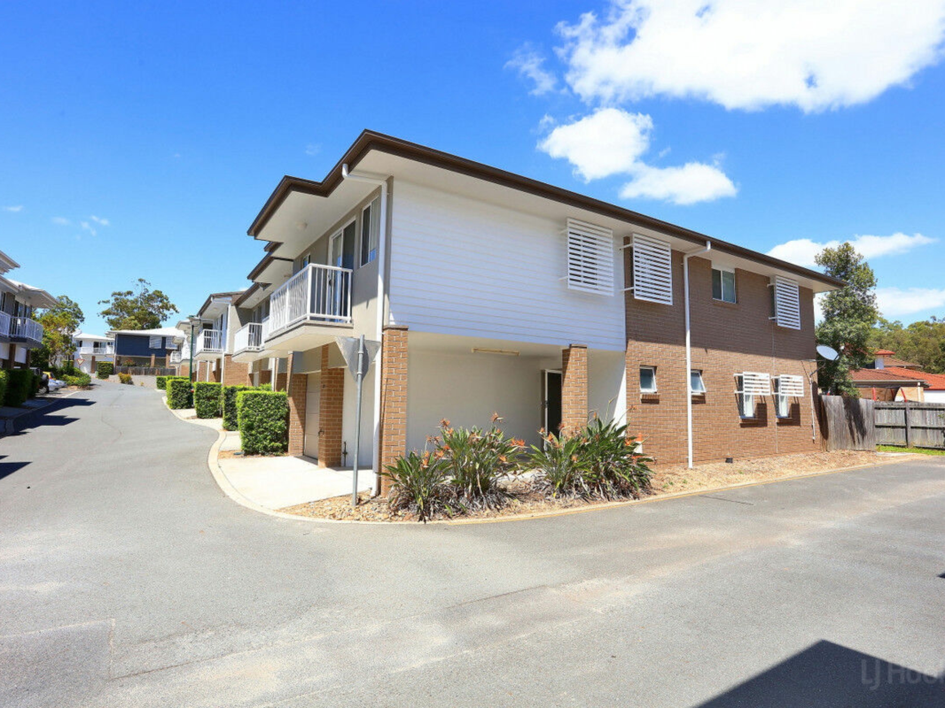 27/22 Yulia Street, Coombabah