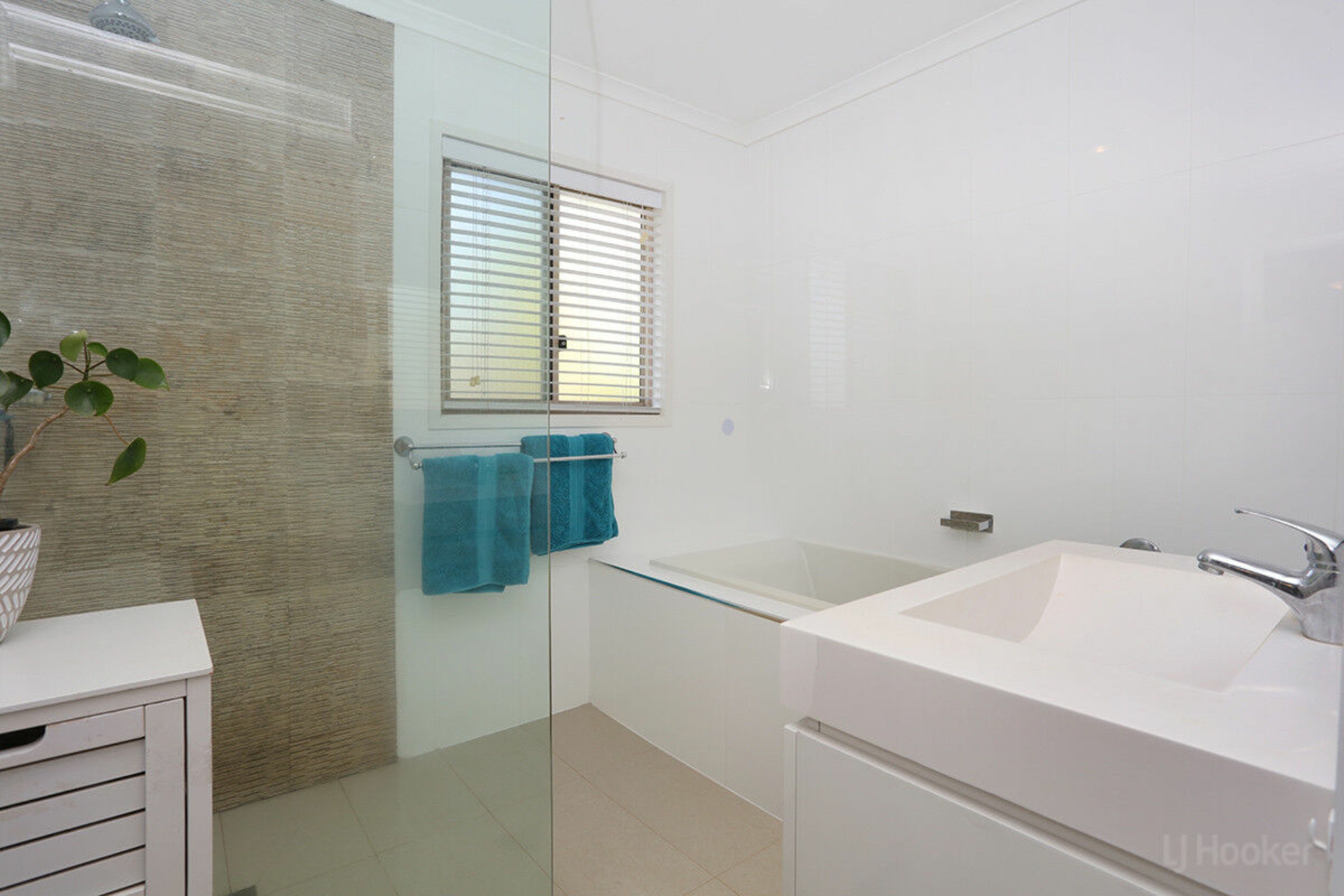 99-170-central-street-labrador-qld-townhouse-for-sale-lj-hooker