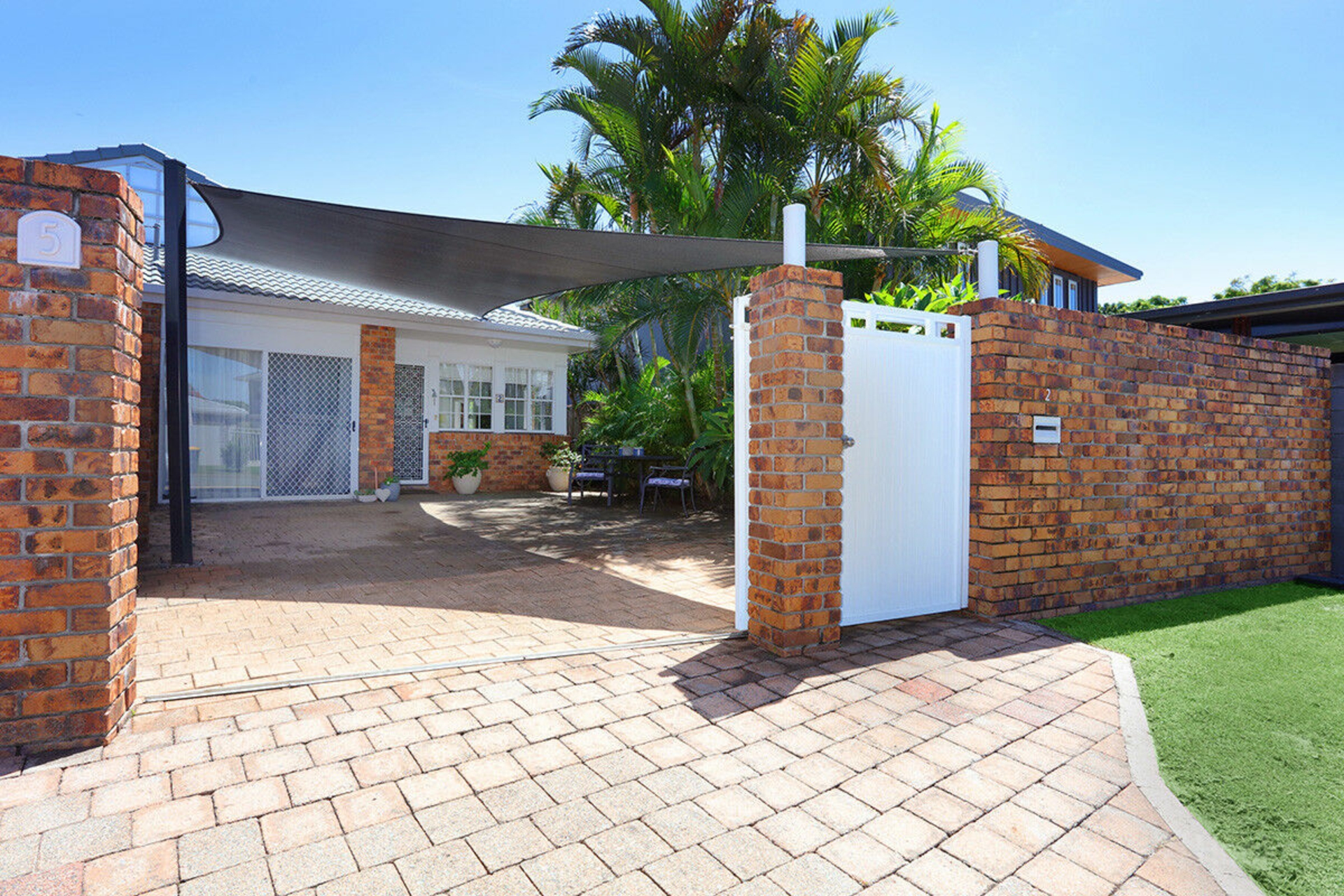 2/5 Cassia Street, RUNAWAY BAY