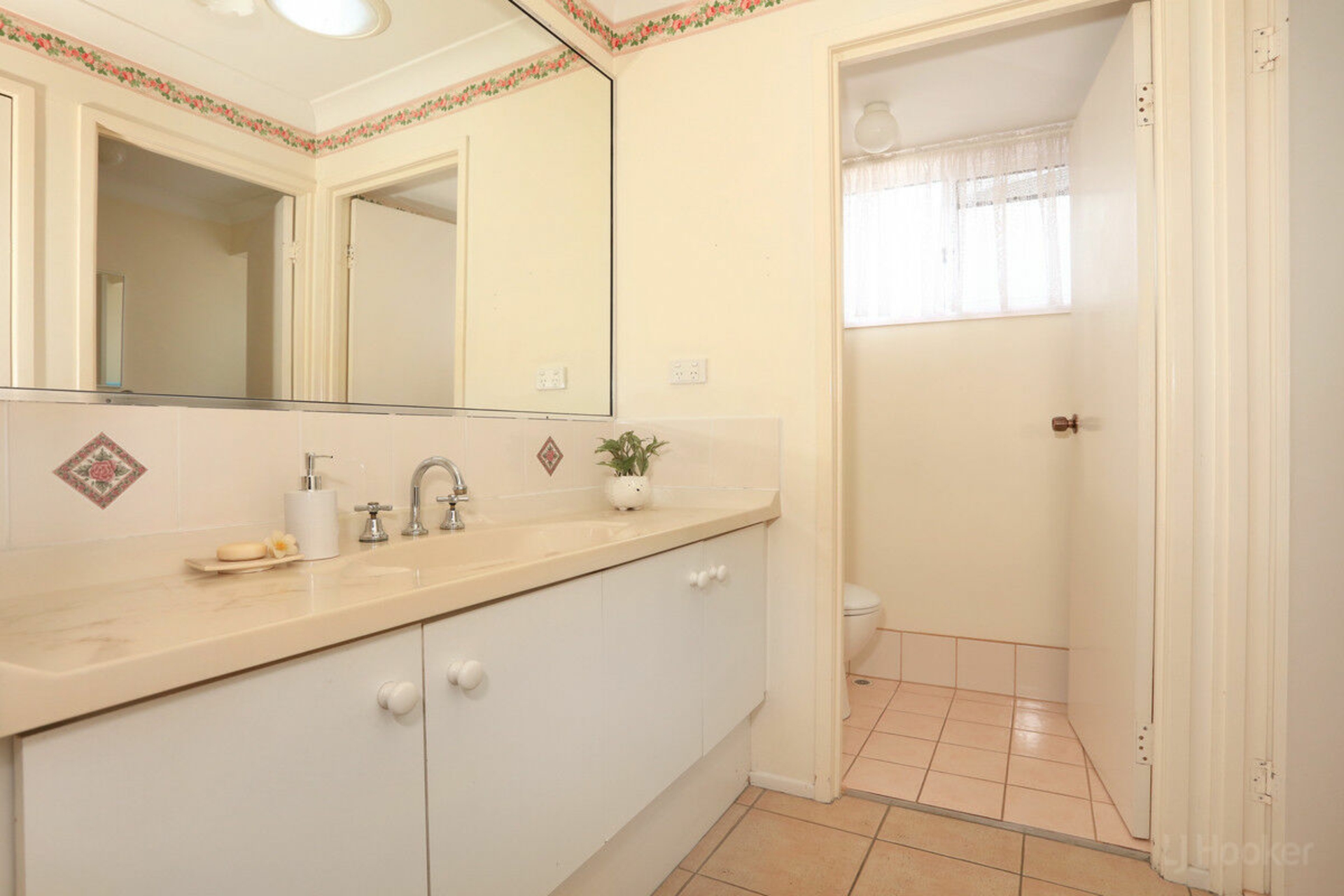 157 Paradise Parade, HOLLYWELL