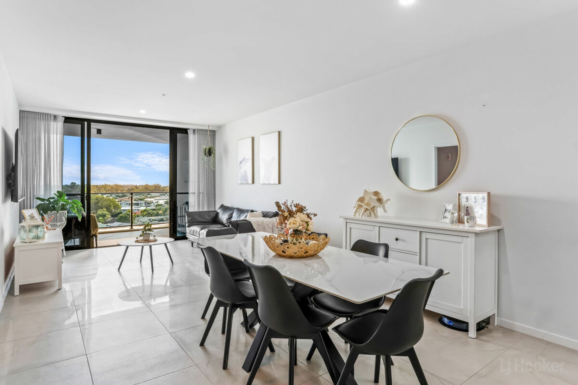 5702/5 Harbour Side Court — photo 4 of 15